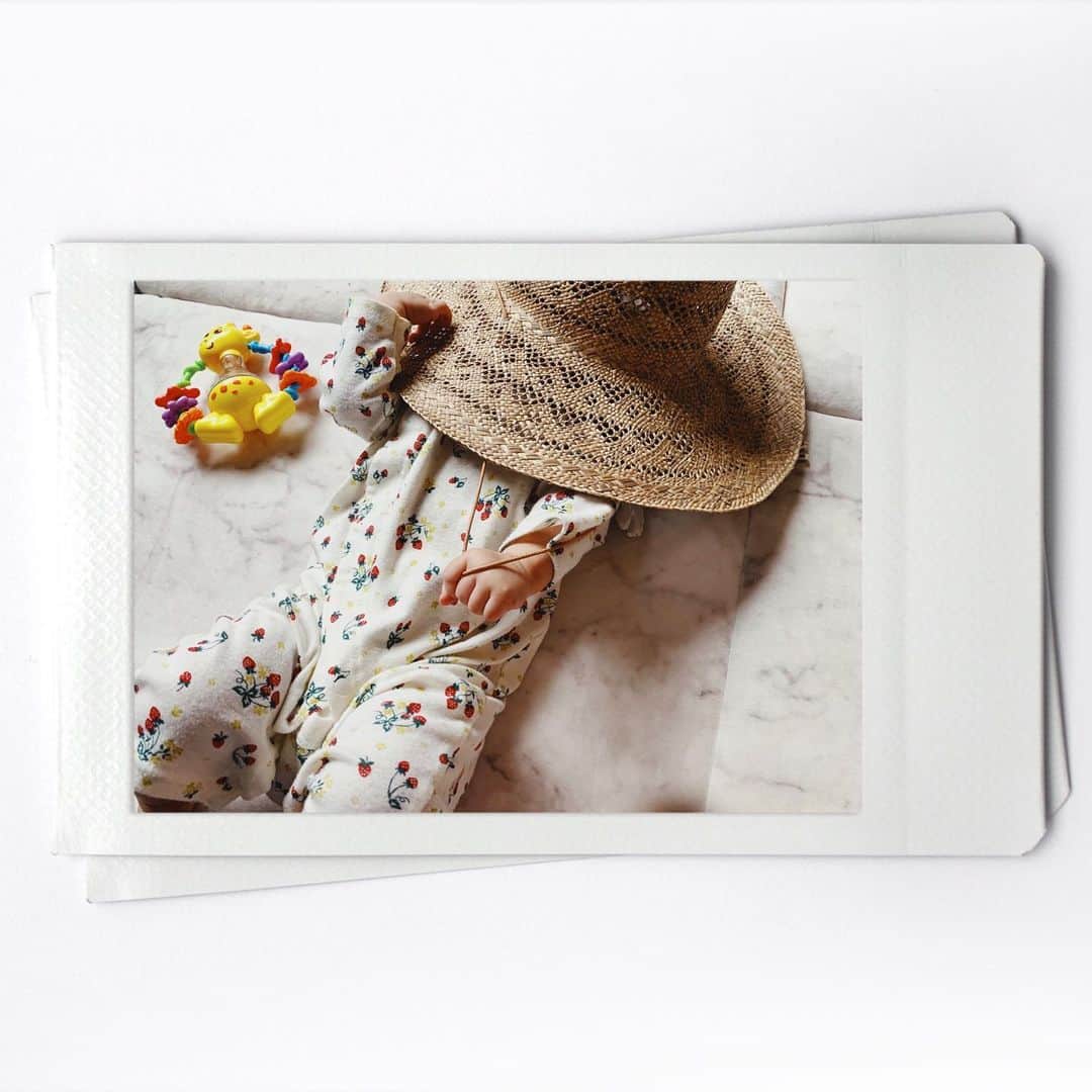 ジュジュのインスタグラム：「雨☂️ . ムスメとゴロゴロしながら designを...✍️ . 参考に置いてたhat(hat作る訳ちゃうけどねー♡)で遊んでた🍙。 . 愛おしや... . とにかくムスメは一日家に居て、30分一回、二回とかしか寝ない日あるから、起きてる時に遊びながらあやしながら仕事するのが1番♫ . で、集中できない日は潔くやめて、遊んだり一緒に寝たりね😪 . . #おにおに🍙 #5カ月半」
