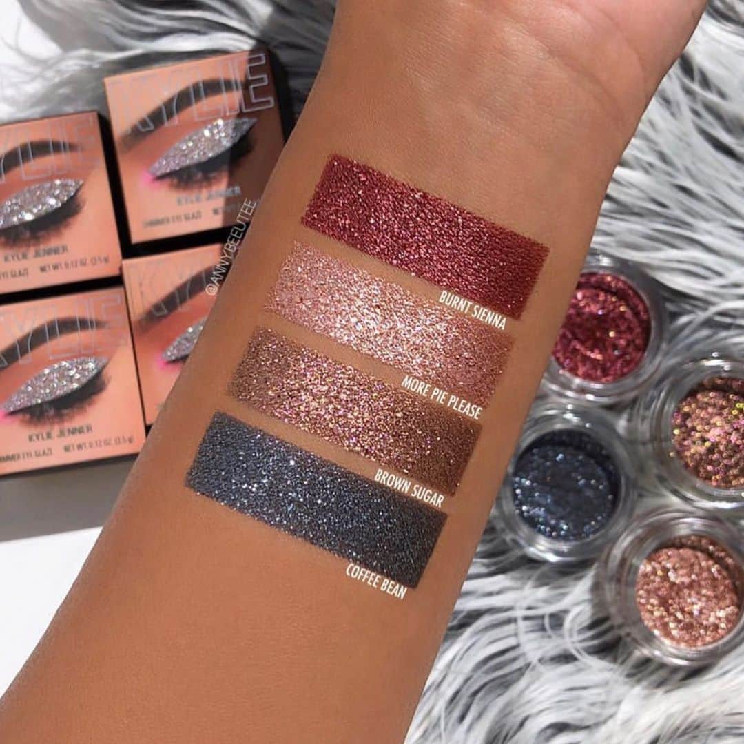 Kylie Cosmeticsさんのインスタグラム写真 - (Kylie CosmeticsInstagram)「new fall shimmer eye glaze swatches by @annybeeutee 🍂✨ which shade is your favorite?」10月25日 13時56分 - kyliecosmetics