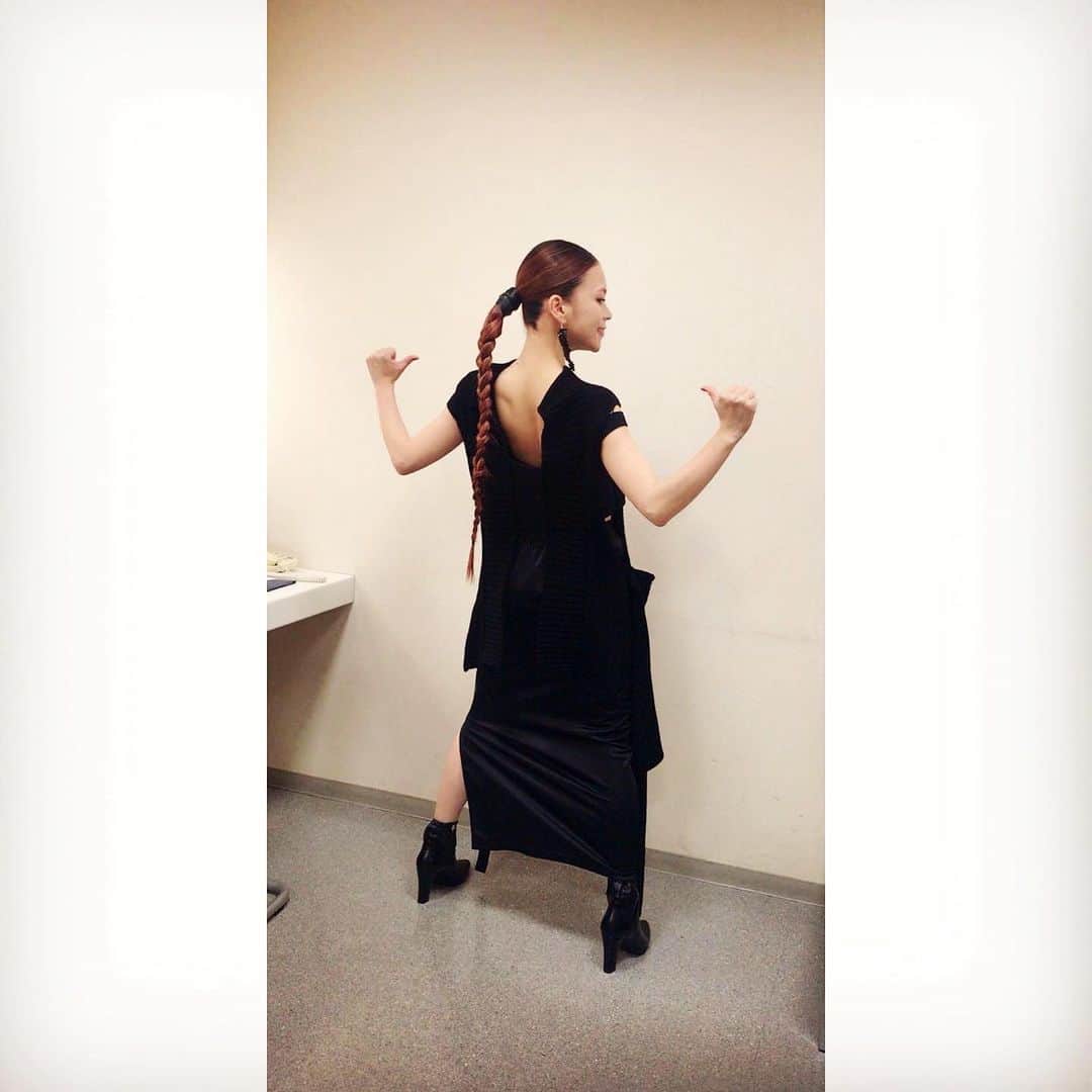 小柳ゆきのインスタグラム：「昨日はSax竹上さんにお誘い頂き、お台場フォーク村に出演しました! 竹上さんとのPreludeガッツリコラボ！とってもかっちょ良かったです😆 あなキスをご一緒した玉井詩織さんの歌声は真っ直ぐで綺麗な歌声でした✨ Kさんにキーボードを弾いて頂き、お久しぶりにご一緒できとても嬉しかったです！！ . . そして岡山へ向かっております！ 明日はアリオ倉敷にて、FM岡山公開生放送＆リリイベです!!! お近くの方は是非🙂 . . . 衣装もおかわでした!!! 背中と横開きニットとサテンにレースのペンシルスカート💕  スカート: @stair_official」