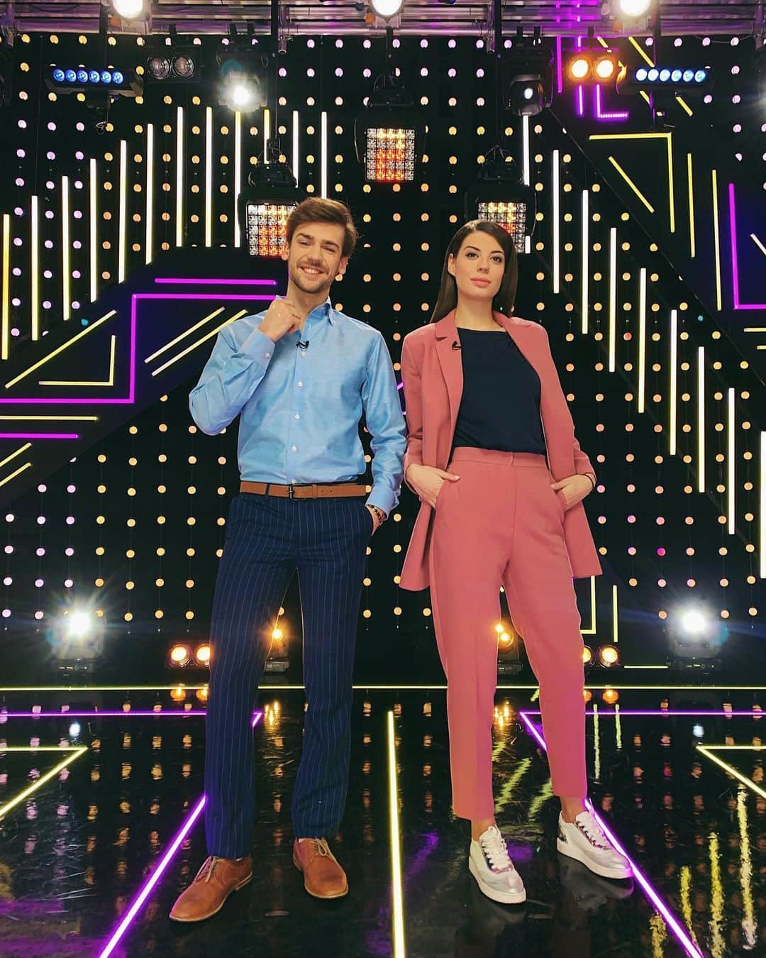 RU.TVさんのインスタグラム写真 - (RU.TVInstagram)「Интерактивная программа «Двое с приветом» уже в прямом эфире! Артем Васт @artemvast и Наталия Артемьева @nataliya_artem.eva ждут тебя! Заряд бодрости и позитива гарантирован, а еще ты сможешь выиграть эксклюзивные подарки!  И не забывай, что у тебя есть уникальная возможность попасть в #прямойэфир , загружай селфи в инстаграм и ставь хэштег #двоесприветом , в эфир попадут самые бодрые утренние снимки!!! #прямойэфир #наталияартемьева #артемваст #двоесприветом」10月25日 14時08分 - ru_tv
