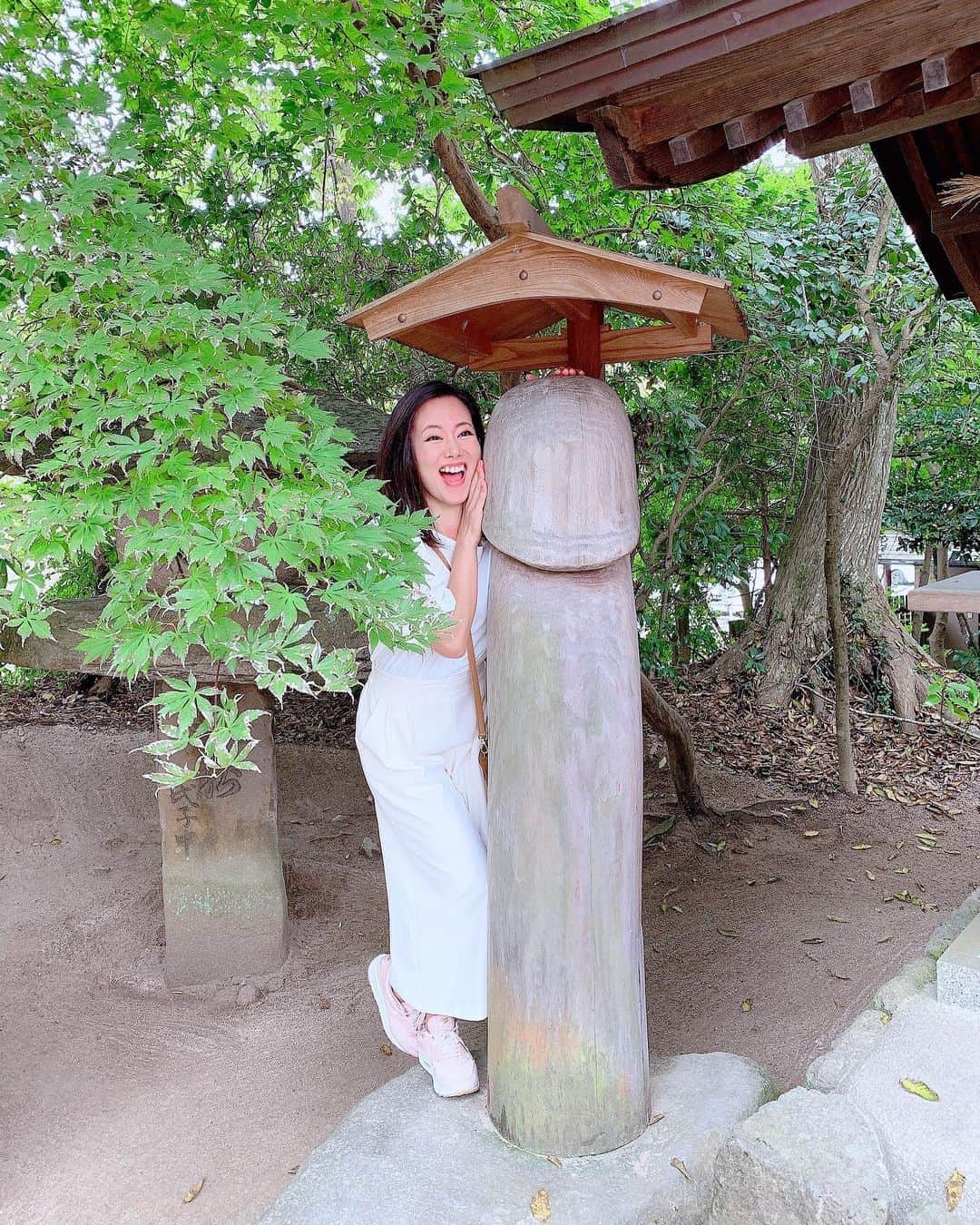 長嶺菜菜子のインスタグラム：「✈︎島根観光 . 嬉しそう( '∀︎' )﻿👺 2枚目の　@emi082925 の顔もな( '∀︎' )﻿👺 ﻿ ﻿ ここは子宝に恵まれる神社⛩🙏🙏🤩﻿ ﻿ ﻿ 島根県松江市﻿ 八重垣神社の中にある山神神社⛩﻿ ﻿ ﻿ 神話の時代から出雲の縁結びの大神として信仰されて来た神社らしい(⊃︎•̀ω•́)⊃︎✎︎⁾⁾﻿ ﻿ ﻿ 出雲大社よりも古い縁結びの神さま💫﻿ ﻿ ﻿ 🍁🌝🙏﻿ ﻿ ★------------------------------------------------☆﻿ #沖縄人 #うちなんちゅ﻿ #八重歯 #でこっぱち ﻿ #縁結び #子宝﻿ #縁結び #縁結び神社﻿ #縁結びの神 #八重垣神社 #山神神社 #島根県 #島根県縁結び #旅なな」