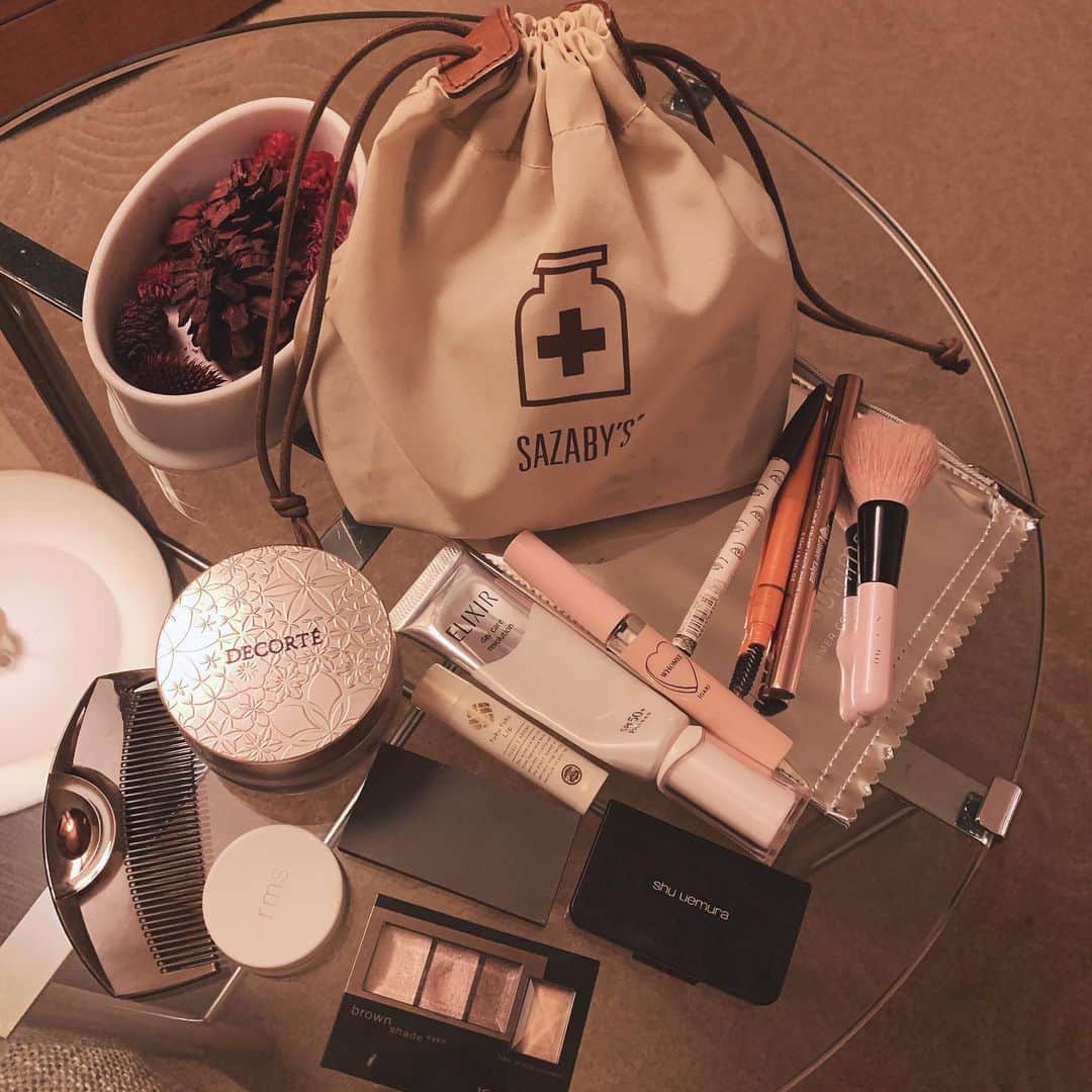 浜田翔子さんのインスタグラム写真 - (浜田翔子Instagram)「#bag  中身  #ameri #balenciaga  #chanel #jomalone  このbagの小ささが好きで前回のもこの白のckでした。このサイズ沢山作ってほしい。 旅行の時のメイクはファンデつけない。 #sazaby  は カバン屋さんしてた おじいちゃんから貰った👴もの。20年前の。  #peachjohn」10月25日 14時40分 - shoko_hamada