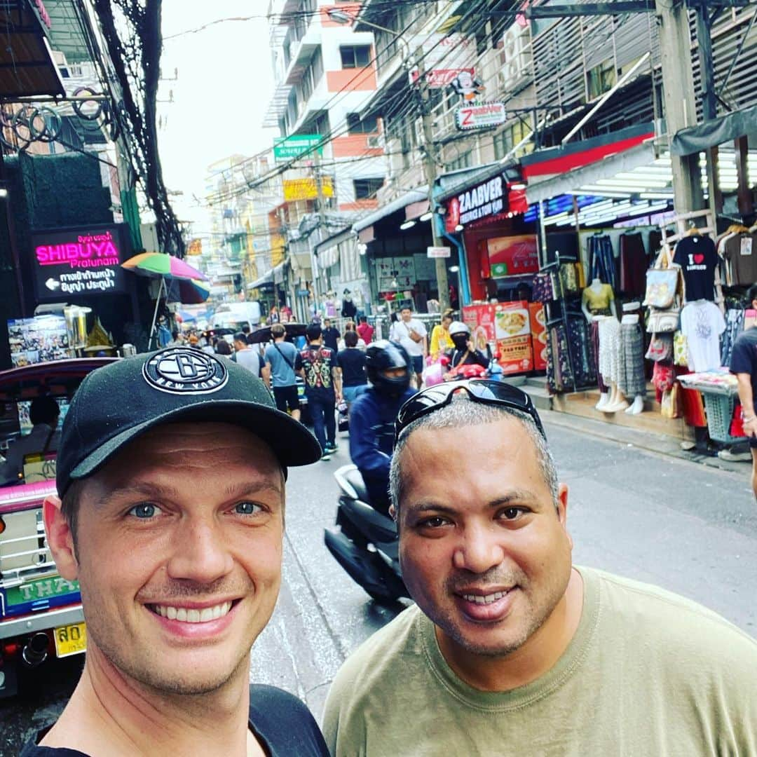 ニック・カーターさんのインスタグラム写真 - (ニック・カーターInstagram)「On the streets in #bangkok #thailand going for a little walk. #backstreetboys #bsbdnaworldtour #dnaworldtour #traveling #sightseeing #happy #lovinglife」10月25日 14時34分 - nickcarter