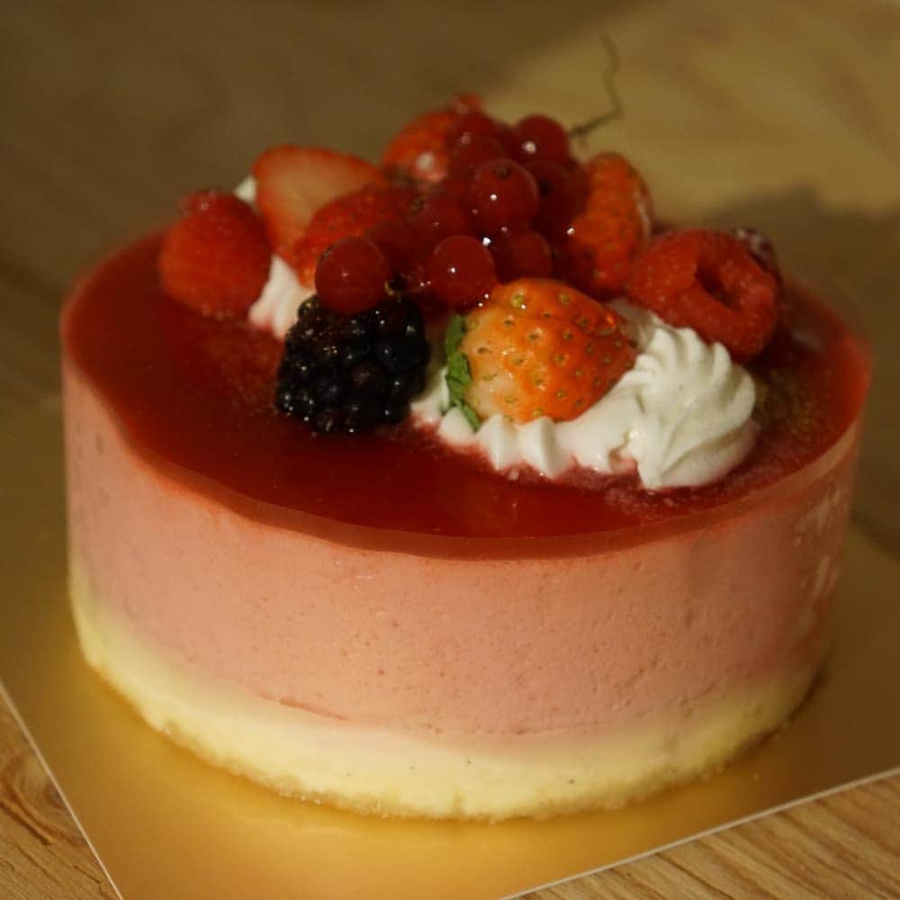 Warehouse TERRADA 寺田倉庫のインスタグラム：「10月26日に迎える寺田倉庫創立69周年を記念して本日、KIWA TENNOZにて全社員集会が執り行われました。  式の最後には、働く全ての人とその家族への感謝を込めて全員にLily cakesのケーキが配られました。  #寺田倉庫 #tennoz #天王洲アイル #lilycakes #warehouseterrada  #tennouzuisle」
