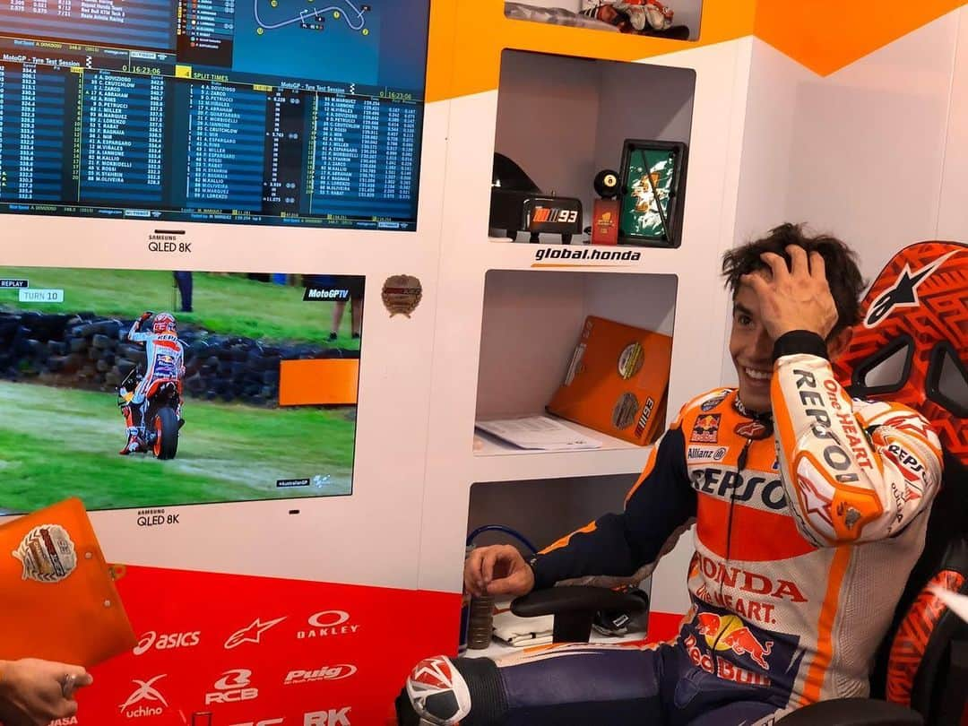 レプソル・ホンダさんのインスタグラム写真 - (レプソル・ホンダInstagram)「How to save a crash in four easy steps by @marcmarquez93. SWIPE 👈  Step One: Feel it start to go  Step Two: Hit 70° and GASSSS ✊💨 Step Three: Stand it up  Step Four: Celebrate another unbelievable save! 🎉  #JustMarquezThings #AustralianGP 🇦🇺」10月25日 14時37分 - hrc_motogp