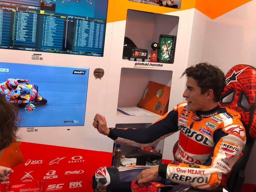 レプソル・ホンダさんのインスタグラム写真 - (レプソル・ホンダInstagram)「How to save a crash in four easy steps by @marcmarquez93. SWIPE 👈  Step One: Feel it start to go  Step Two: Hit 70° and GASSSS ✊💨 Step Three: Stand it up  Step Four: Celebrate another unbelievable save! 🎉  #JustMarquezThings #AustralianGP 🇦🇺」10月25日 14時37分 - hrc_motogp