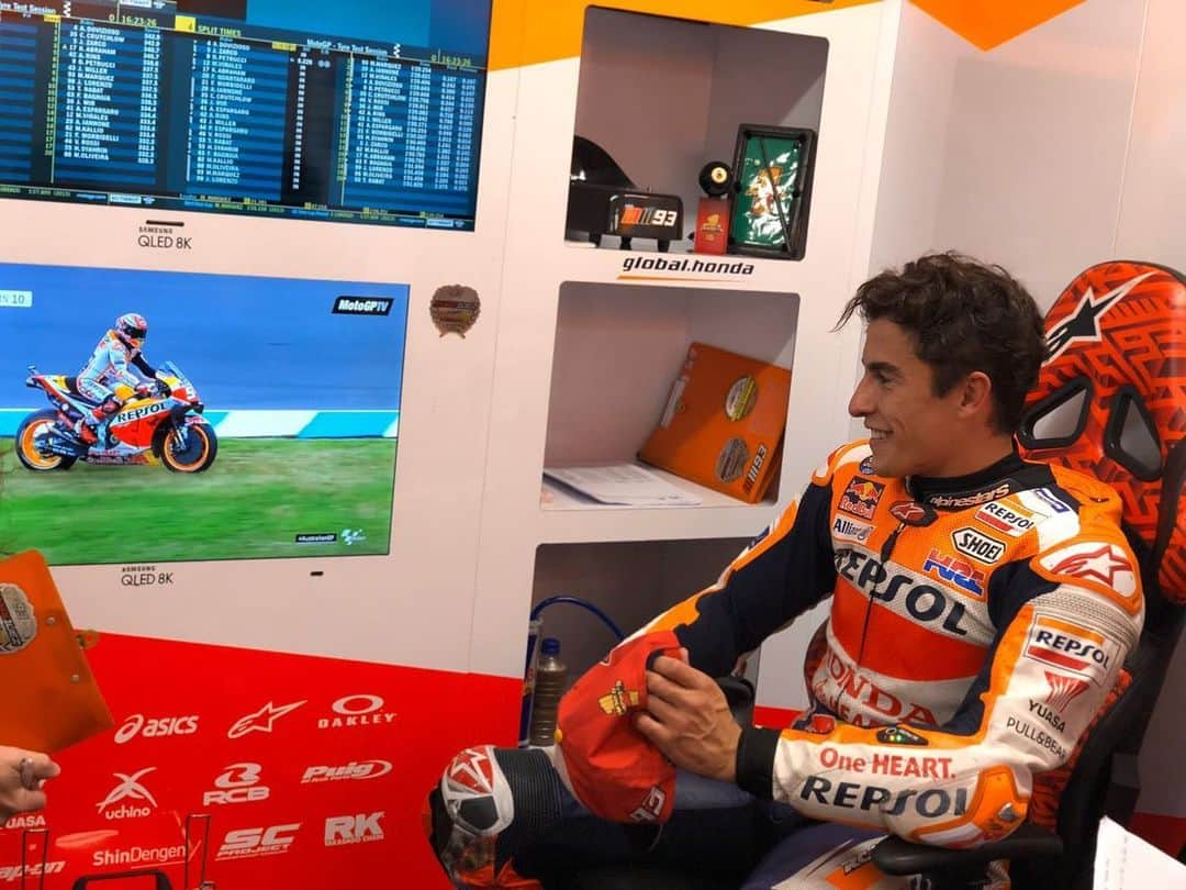 レプソル・ホンダさんのインスタグラム写真 - (レプソル・ホンダInstagram)「How to save a crash in four easy steps by @marcmarquez93. SWIPE 👈  Step One: Feel it start to go  Step Two: Hit 70° and GASSSS ✊💨 Step Three: Stand it up  Step Four: Celebrate another unbelievable save! 🎉  #JustMarquezThings #AustralianGP 🇦🇺」10月25日 14時37分 - hrc_motogp