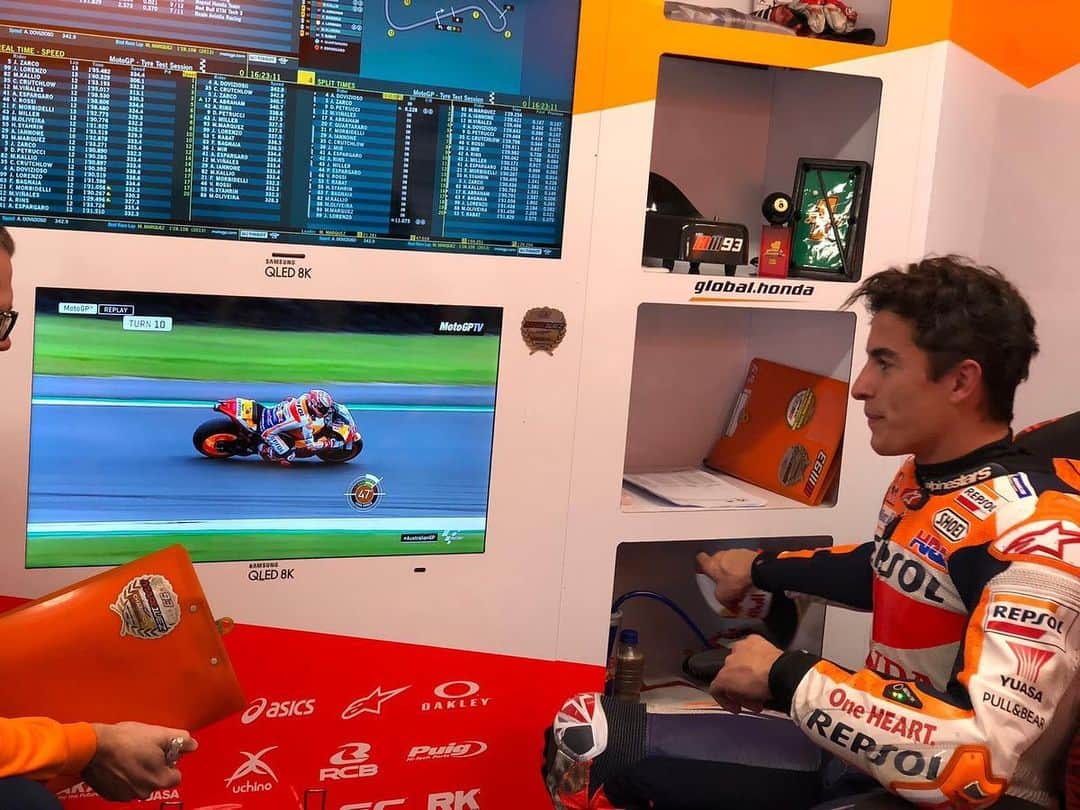 レプソル・ホンダのインスタグラム：「How to save a crash in four easy steps by @marcmarquez93. SWIPE 👈  Step One: Feel it start to go  Step Two: Hit 70° and GASSSS ✊💨 Step Three: Stand it up  Step Four: Celebrate another unbelievable save! 🎉  #JustMarquezThings #AustralianGP 🇦🇺」
