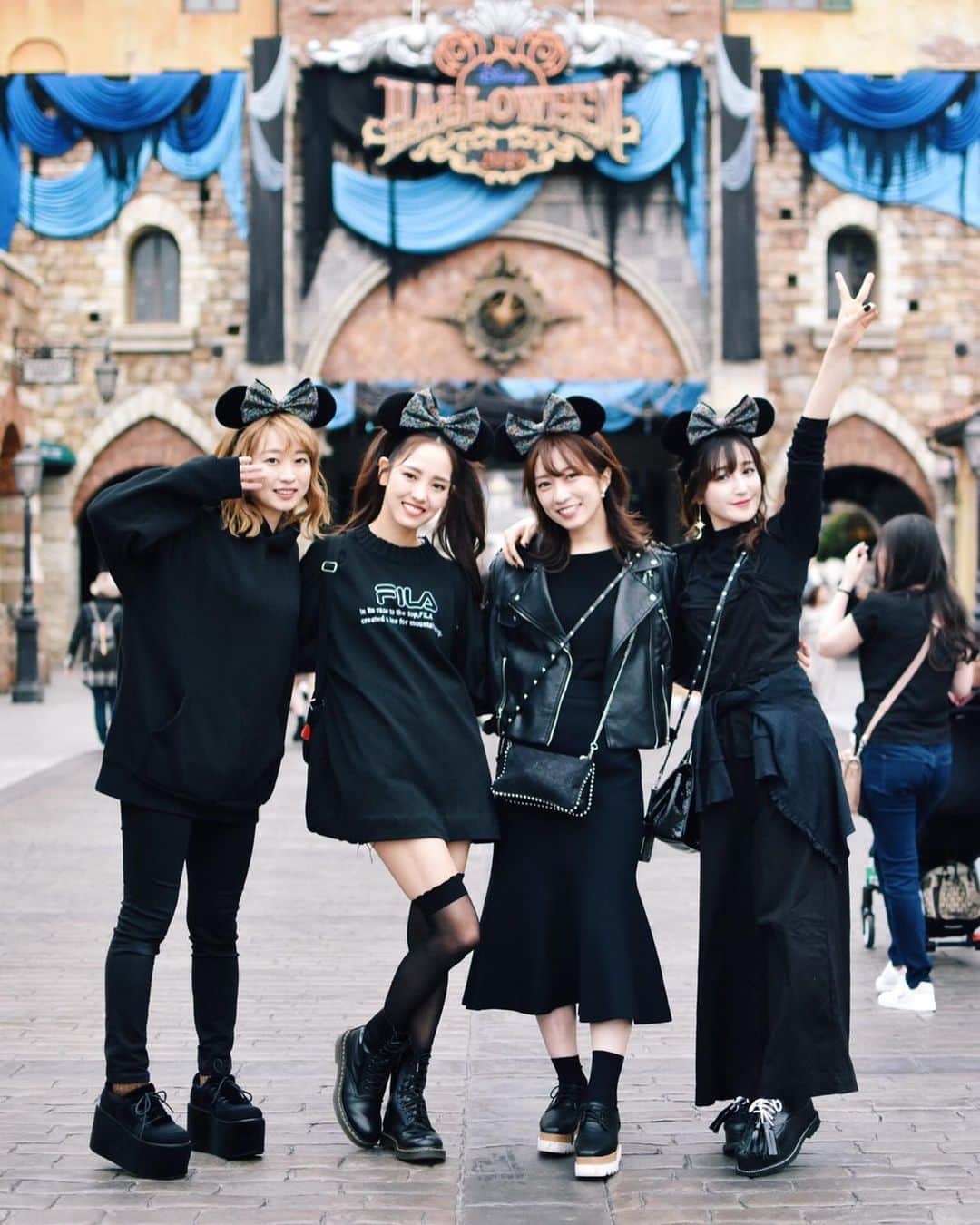 飯窪春菜のインスタグラム：「🖤👯‍♀️🖤 ・ ・ #ブラックコーデディズニー  行ってきました☺️🖤🖤 ・ あのねあのね、いつも うららさん @ulala_utauhito とは遊んでいるのだけど、 瀬口かなさん @seguchikana とプライベートで初めて遊ぶのと、 新希咲乃ちゃん @niki_sakino はこの場ではじめましてだったんですー😮💨 はじめましてでディズニー！笑 ・ でもでも、すっっっごく楽しくて、たくさんおしゃべりして写真撮って充実した時間を過ごせました☺️ もう既に会いたいっっっ♡ ・ うららさんの一眼レフと、咲乃ちゃんの携帯とでいろーーーんな可愛い写真あるので、たくさん載せていきますね🌸 しばらくお付き合いください😌💓 ・ ・ ・ #ディズニーシー  #オールブラック  #うらら さん #瀬口かな さん #新希咲乃 ちゃん #はるなの毎日  #飯窪ってる」
