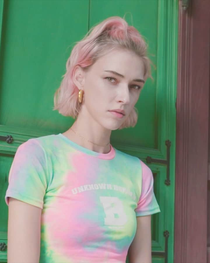 ステファニー・ミチョヴァのインスタグラム：「서울은 제가 세상에서 가장 좋아하는 도시 중 하나에요! 전통 건축물들과 현대 건축물들이 잘 어우러져 서울을 더욱 특별하게 만들고, 저는 그런 점에서 서울이 좋아요. 그래서 이렇게 제가 직접 연출한 영상으로 한국의 스트릿 브랜드를 보여줄 수 있어 너무 기쁩니다. 🇰🇷❤️ Seoul is one of my favorite places in the world! That’s why I’m so excited I got to direct a short video showing some of Korea’s streetwear brands in this beautiful city. I love how the modern and traditional architecture blend together so harmoniously and make Seoul truly special. 🇰🇷❤️ Brands: @thisisneverthat @kirsh_official @badbloodkorea  #koccafashion #kocca #kfashion #디자이너브랜드 #kirsh #thisisneverthat #badblood  Director: @stefaniemichova x @michovasfilm Dancer: @iamkanzi DP: @jimin_jimin_jimin_choi Speeker Producer @bulgogipapi Camera Assistant: @nomini_photographer Hair: @_sori_d Make up: @makeup_yeonjin_」
