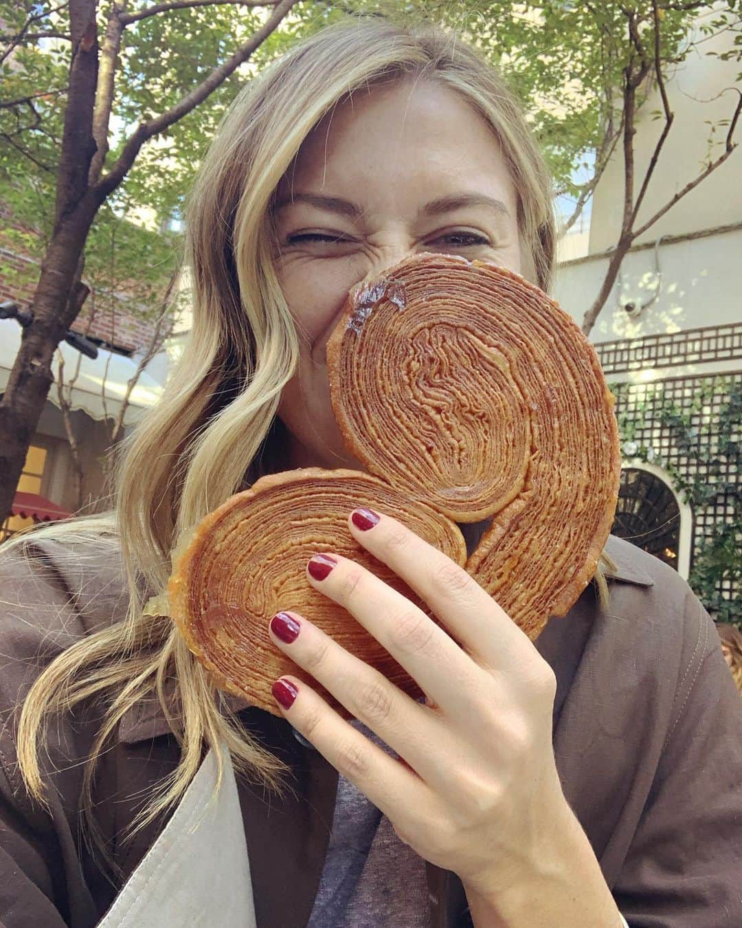 マリア・シャラポワのインスタグラム：「I ordered an elephant ear and received a palmier. 🐘 🥐」