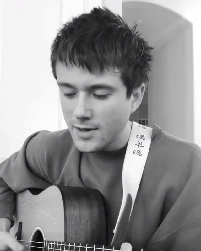 のインスタグラム：「【Alec Benjamin】 アレック・ベンジャミンの弾き語り🎵 ✨ 彼の甘い歌声はいつ聴いても癒されます😍 ✨ もしかして次の新曲を一足早く公開？！ 早くフルバージョンが聴きたいですね！ #AlecBenjamin」