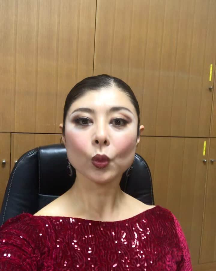 間々田佳子のインスタグラム：「贅沢な生演奏で #顔ダンス #頬のリフトアップ #目の下のたるみ #ほうれい線 #間々田佳子 #アルゼンチンタンゴ #表情筋研究家 #タンゴ演奏家 #メンタオ」