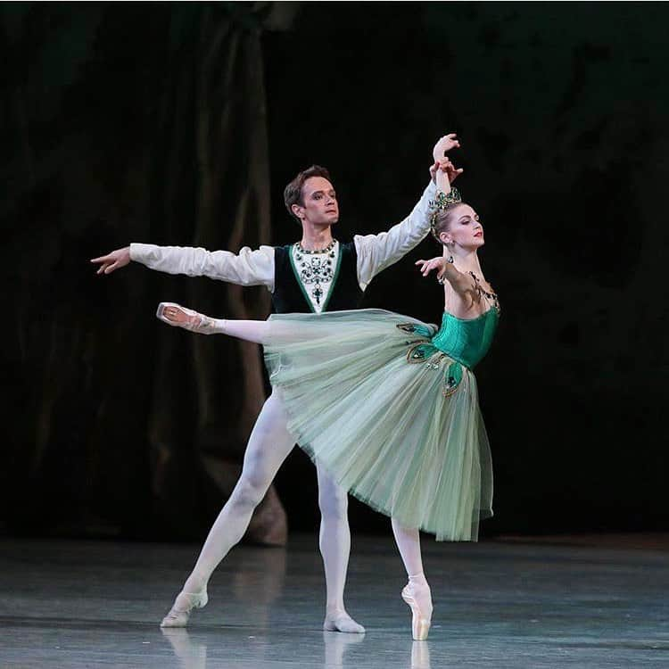 ダリア・イオノワさんのインスタグラム写真 - (ダリア・イオノワInstagram)「G. Balanchine's «Jewels» at the Dorothy Chandler Pavilion / Los Angeles with Mariinsky Ballet Company, or When your dream comes true 💚 Good luck everyone for next performances, #MariinskySuperHeroes 💘  with Maxim Zyuzin // ph: Natasha Razina  #jewels #balanchine #usatour2019 #costamesa #mariinskytour _______________________________________  #spb #saintpetersburg #mariinsky #mariinskytheatre #mariinskyballet #mariinskydancer #vaganova #vaganovaballetacademy #vaganovaphotos #vaganovastudents #dancer #hopefull #believer #dream #ballet」10月25日 15時01分 - ionovaworld