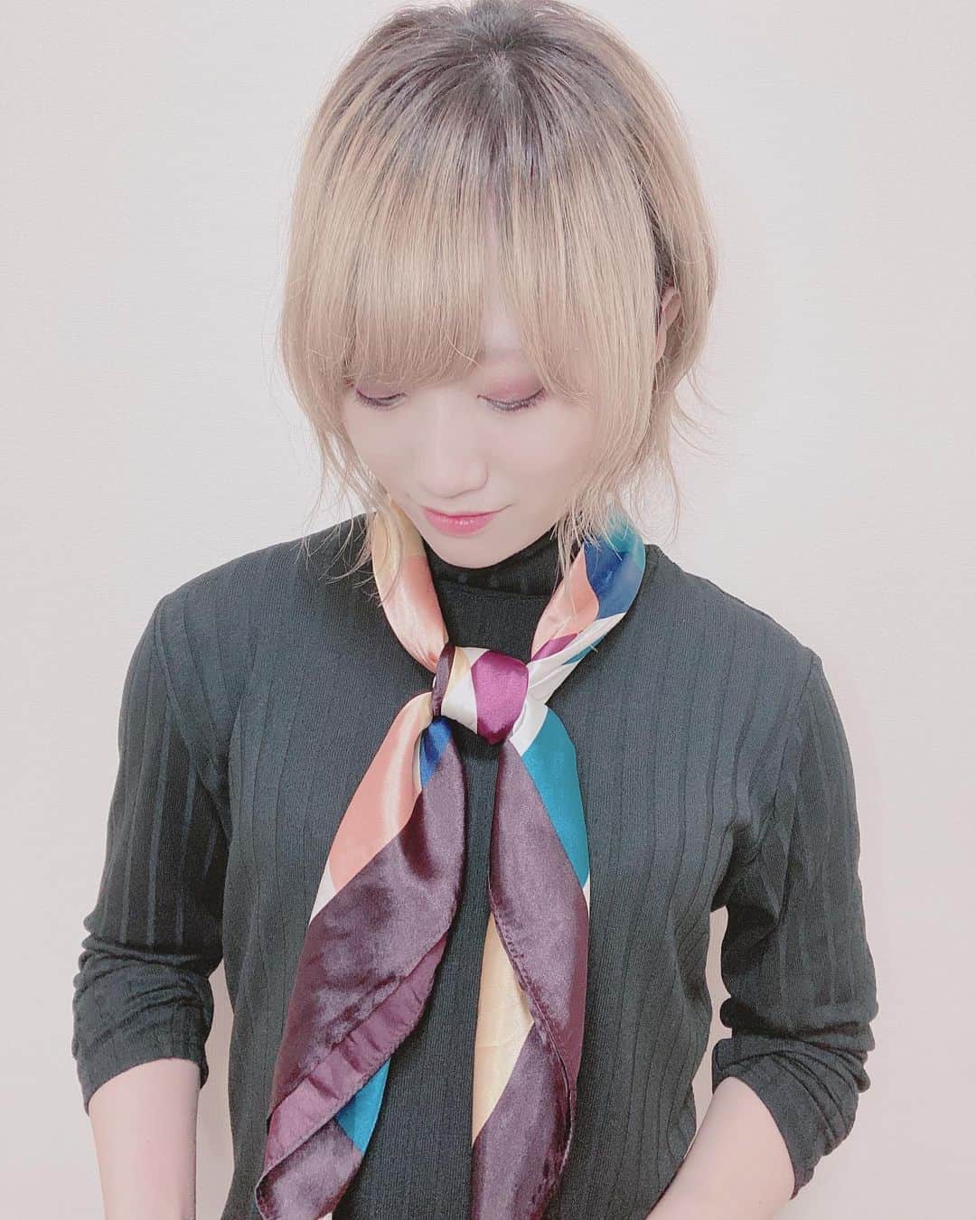 夕香里（ATY）さんのインスタグラム写真 - (夕香里（ATY）Instagram)「今日の服装あまりに色味がなかったのでちょい足し スカーフって便利( ˙꒳​˙) ちなみに服はH&Mの黒ワンピ スカーフはとても懐かしいファッションきるの動画で使ったやつ  #ATY #夕香里 #hm #スカーフコーデ」10月25日 15時08分 - yukari_aty