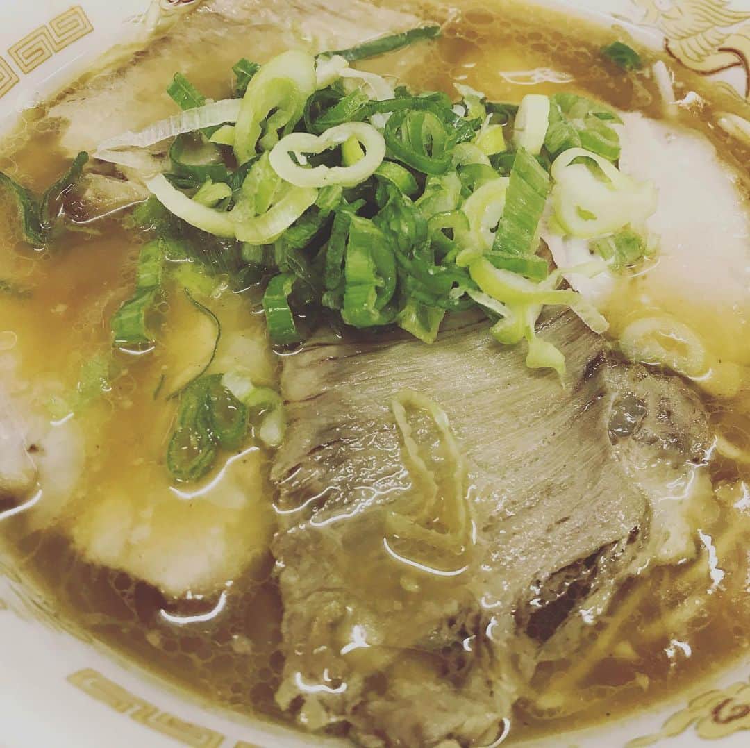 中野耕史のインスタグラム：「先日の　#六甲ミーツアート 鑑賞ツアーのあとに寄った灘区の「まるやすラーメン」 らーめん400円！？ 写真は広東風らーめん450円♪ 醤油と味噌のコクのある味わいで素晴らしいコスパ🍜 最近高級らーめんが多いけど、なんだか安心する😊 #神戸　#灘区」