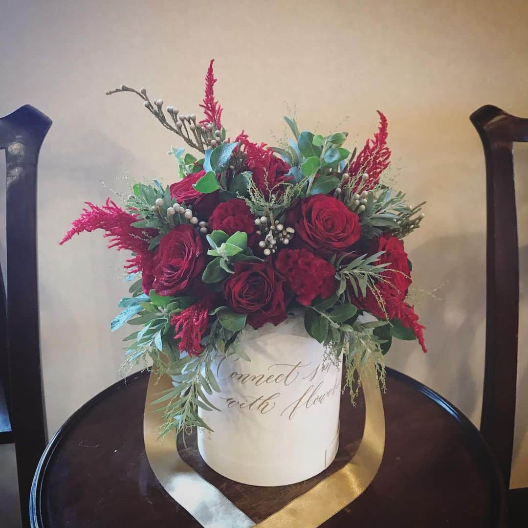 畑野ひろ子のインスタグラム：「@willgarden_official  GIFT 🌹  #flower #flowers #arrangement #boxflower #boxgift #willgarden #gift」