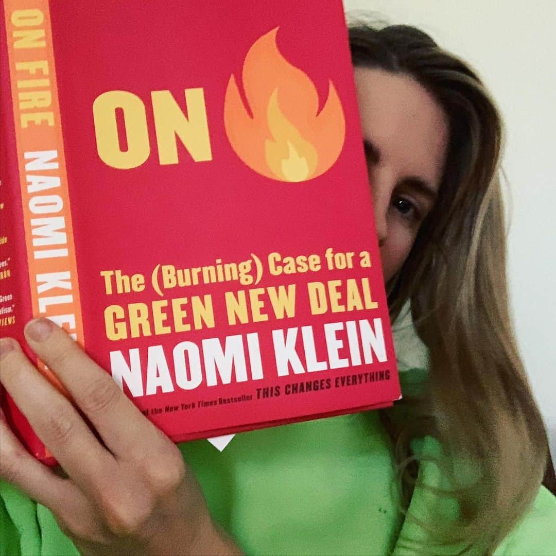 ブリット・マーリングのインスタグラム：「Heard #NaomiKlein speak last night at @hammer_museum. 🔥🔥🔥. Literally. Her new book is a must read for anyone who wants a tangible, incredibly challenging but truly hopeful plan of action to meet the climate crisis.  When thinking about voting in primaries and beyond something to consider is:  how much is the candidate talking about climate change whether asked directly about it or not.  Foreign policy questions should include climate change answers. So should questions on jobs, military spending, education, health care, etc.  This shit is all connected. Sometimes thinking about climate change makes me want to get under the bed covers and never come out. Especially as Los Angeles is constantly on fire. It’s overwhelming.  But Naomi’s book will make you feel the opposite of depressed. It will make you feel invigorated. The dramatic changes many of us have long wanted toward realizing a more equitable and sane world are actually within reach because the climate crisis is a true GAME OVER unless met with huge imagination, determination and creativity. #greennewdeal」