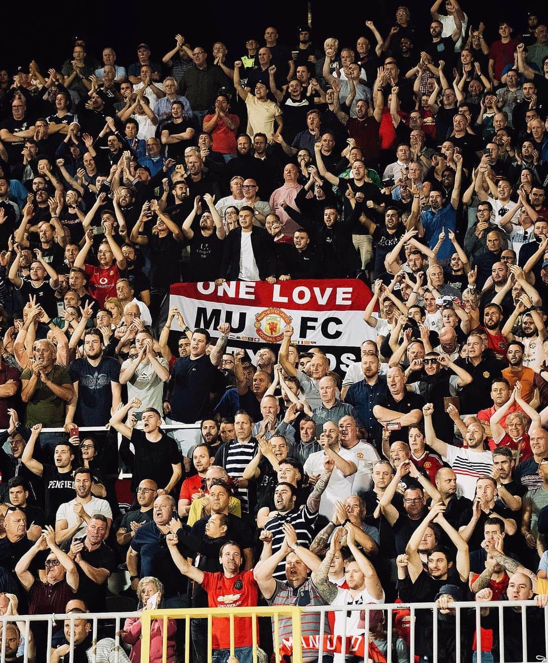 マンチェスター・ユナイテッドさんのインスタグラム写真 - (マンチェスター・ユナイテッドInstagram)「As always, thanks to our magnificent travelling fans 👏👏 #MUFC #EuropaLeague」10月25日 6時47分 - manchesterunited
