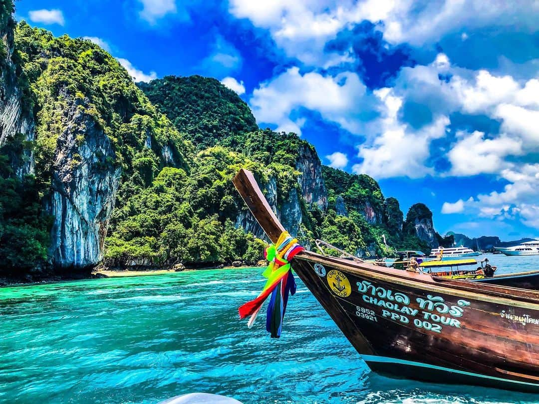 大下瞳美さんのインスタグラム写真 - (大下瞳美Instagram)「こちらはタイ🇹🇭のボート🚤  私達が今回乗ったのはクルーザーでしたが、味のある舟でクラビの島々によく似合う美しい舟でした。  陸から離れれば離れるほどに美しい海から広がりタイの美しい海を見ることが出来ました。  クルーザーにはホンダや、日産といった日本🇯🇵のものを使用したものがほぼ9割示していました。 車も結構な割合で日本車7.8割日本車で1割BMWなどの高級外車  アイスやお菓子も日本のものがとても多く、ジャイアントコーンは50円くらいで食べられるよ。 ハーゲンダッツはどこの国でも高級品なのか、日本とたいして価格変わらず😅  #タイ#🇹🇭#日本🇯🇵#クラビ#ピピ島#結局#海#バンブー島#モンキービーチ#🐒#ประเทศไทย#เกาะพีพี#วันหยุดโยคะ#Yogavacation#beautifulworld #요가 휴가#크라비섬#インサイドフロー#ヨガフェスタ#offday #islandlife #ノマドワーカー」10月25日 6時47分 - hitomiooshita