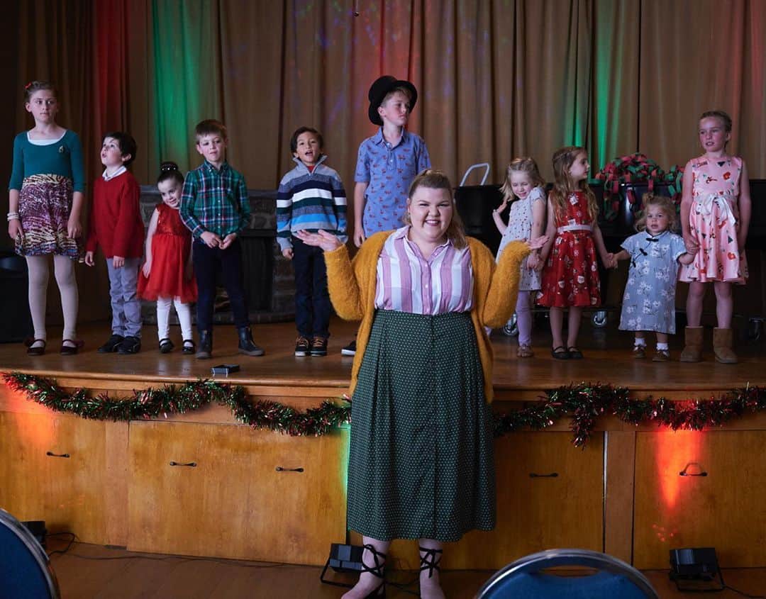のインスタグラム：「Our movie, “A Merry Christmas Match,” premieres tomorrow night on the Hallmark channel!!! Here’s a super cute pic of me and the kiddos on set. Had so much fun filming this one, couldn’t love this cast more! As a lifelong fan of Hallmark Christmas movies, it’s very surreal to be included in one. Hope you all enjoy!!! 🎄🎄@ninthhousefilms @jakehelgren @HallmarkMovie #AMerryChristmasMatch」