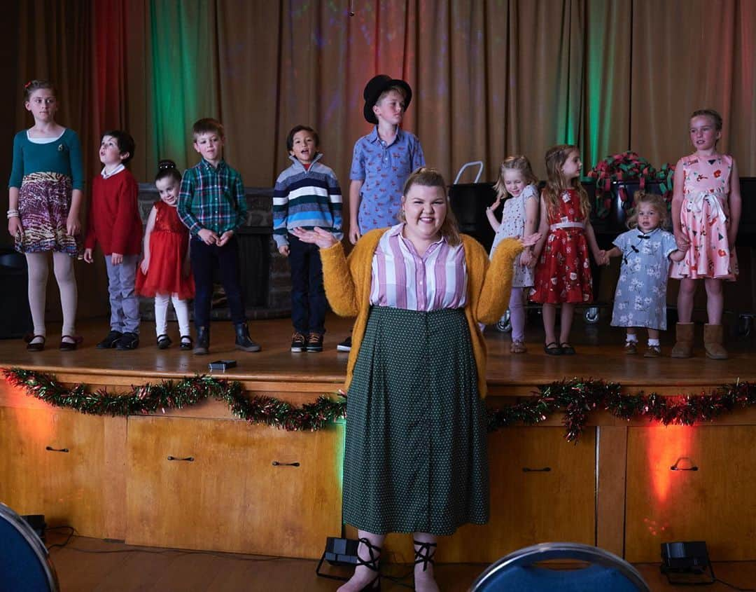 アシュリー・フィンクさんのインスタグラム写真 - (アシュリー・フィンクInstagram)「Our movie, “A Merry Christmas Match,” premieres tomorrow night on the Hallmark channel!!! Here’s a super cute pic of me and the kiddos on set. Had so much fun filming this one, couldn’t love this cast more! As a lifelong fan of Hallmark Christmas movies, it’s very surreal to be included in one. Hope you all enjoy!!! 🎄🎄@ninthhousefilms @jakehelgren @HallmarkMovie #AMerryChristmasMatch」10月25日 6時44分 - axemefink