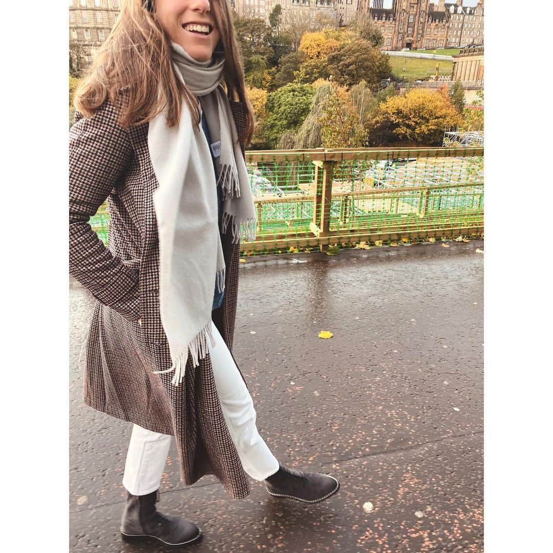 ジョアンナ・コンタさんのインスタグラム写真 - (ジョアンナ・コンタInstagram)「Edinburgh smiles 😁🏴󠁧󠁢󠁳󠁣󠁴󠁿 Final day in this beautiful city, where should I explore next in the UK?」10月25日 6時46分 - johannakonta