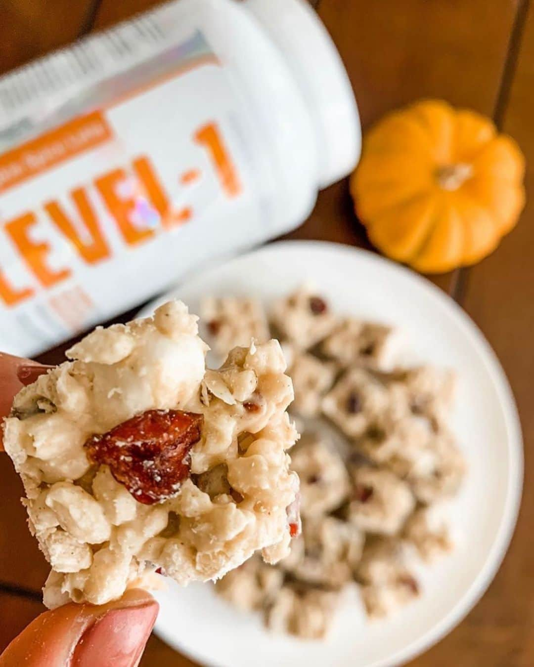 アナ・チエリさんのインスタグラム写真 - (アナ・チエリInstagram)「Check out @ericalphillips @1stphorm recipe of PUMPKIN SPICE AVALANCHE BARK! 💪🏼😋🎃 The level-1 protein taste so amazing and has 150 calories and 25g of protein with Only 2g of sugar!! 👻🎃✨wow! Snag one before it sells out again 🙌🏼🧡 #iam1stphorm」10月25日 7時01分 - anacheri