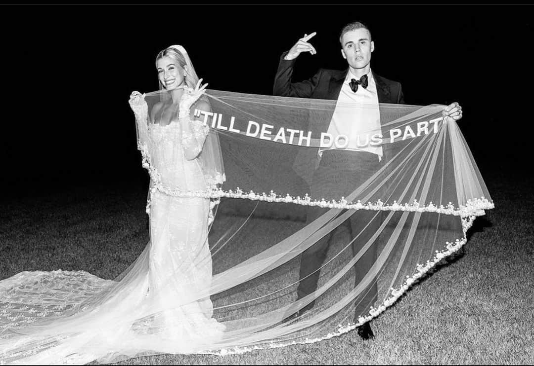 OFF-WHITE C/O VIRGIL ABLOHさんのインスタグラム写真 - (OFF-WHITE C/O VIRGIL ABLOHInstagram)「@justinbieber & @haileybieber in her Off-White™ wedding dress on their wedding day. photography c/o @coreytenold.」10月25日 7時03分 - off____white