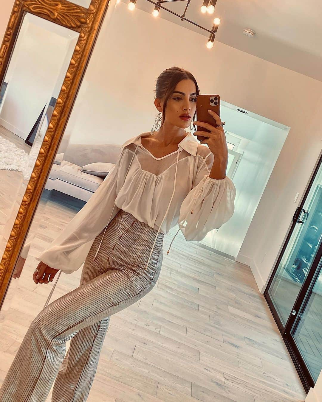 Camila Coelhoさんのインスタグラム写真 - (Camila CoelhoInstagram)「1 or 2? Which is more your style? (Featuring @camilacoelhocollection Almira Pant)  #MYCCLook @revolve ————- 1 ou 2? Qual look vc usaria?」10月25日 7時13分 - camilacoelho