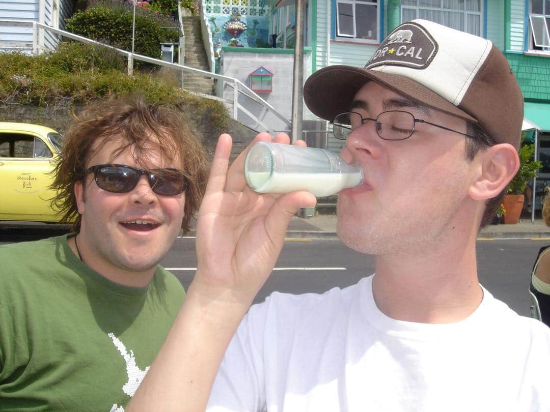 コリン・ハンクスさんのインスタグラム写真 - (コリン・ハンクスInstagram)「Here is a #tbt from New Zealand in 2004. Back when I use to drink small bottles of milk pinkies up and @jackblack was amazed by my skill.」10月25日 7時07分 - colinhanks