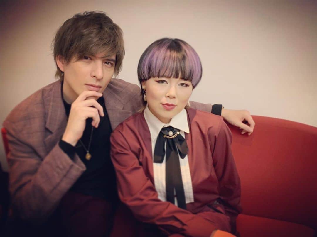 のインスタグラム：「お揃いコーデ。  @buruzon333  #お揃いコーデ #完全なる偶然　 #ガーネット #カーディナルレッド #オーキッド #ライラック #ええ色や #世界一受けたい授業 #ちえみちゃんは心の綺麗な素晴らしガール」