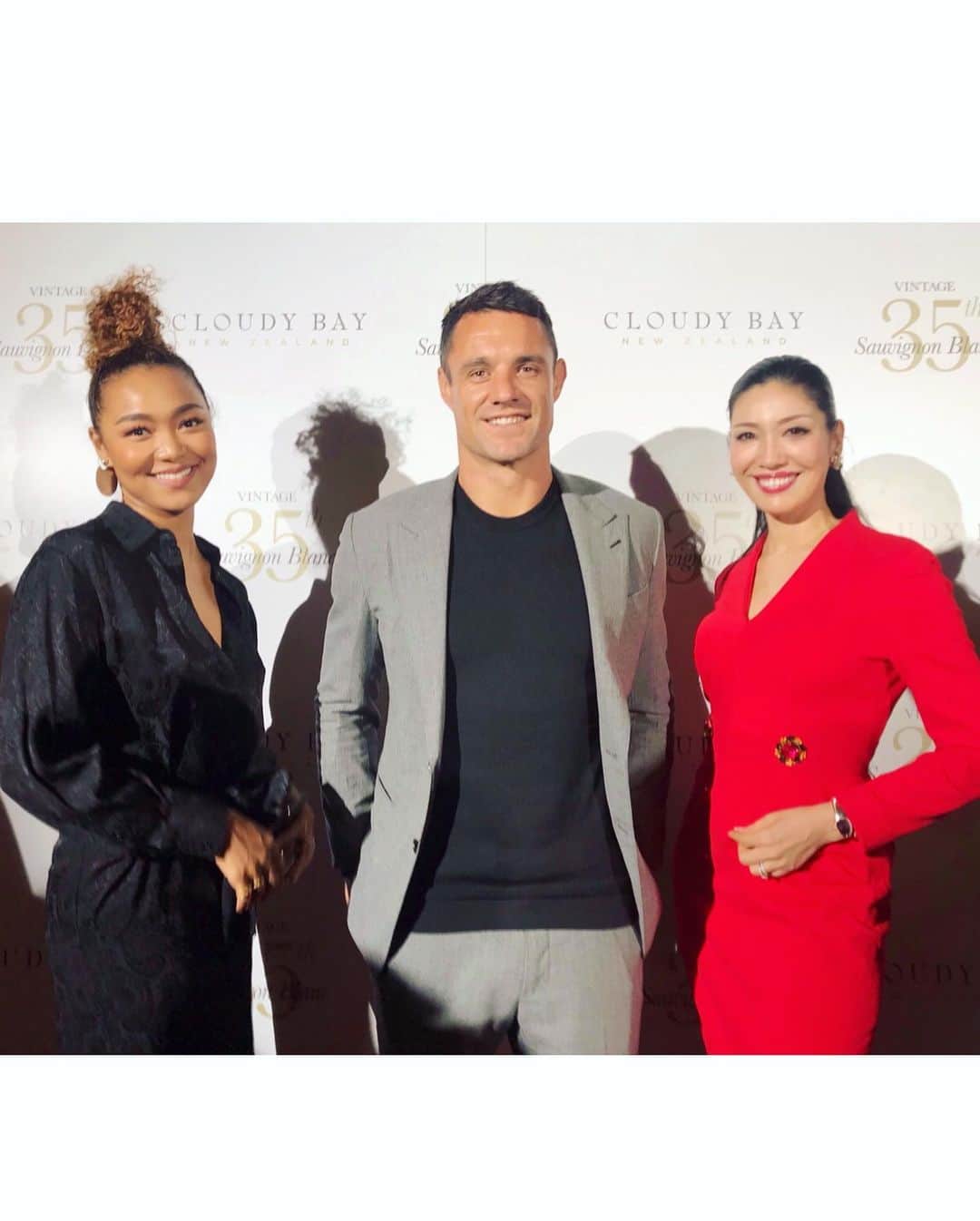 アンミカさんのインスタグラム写真 - (アンミカInstagram)「【クラウディーベイ・ソーヴィニヨン35周年】を記念する、2019年のヴィンテージ🍾が誕生✨その記念パーティーへ！ 白桃のようなフルーティな香りと、グレープフルーツのような酸味、柑橘も思わせる風味と余韻が印象的な2019 CLOUDY BAY の白でした❣️ ワインのあるところに、笑顔と素敵な空気アリ💗です。 さて、今日は ・19:00〜19:56  日本テレビ 【あなたは小学5年生より賢いの】 ・23:30〜24:00  J-WAVE 【VOLVO CROSSING LOUNGE〜ゲスト　佐藤竹善】 です！お時間許す方は是非、ご覧下さいませ😍 。 #ピノノワールのクラウディーベイはダークチョコとチェリーのような香りにほんのりスパイスと酸味が🍷 #ニュージーランドが誇るラグビー選手🏉で現在神戸製鋼のダンカーター氏も登場✨  #いつ会っても素敵な俳優の前川泰之さんはモデル時代からの知り合い！ #今月会いまくってる大好きな妹のクリスタルケイちゃんと💗 #クラウディーベイ　#ワイン　 #ソーヴィニョンブラン2019 #cloudybay @cloudybay @theodoremillertokyo」10月25日 7時38分 - ahnmikaofficial