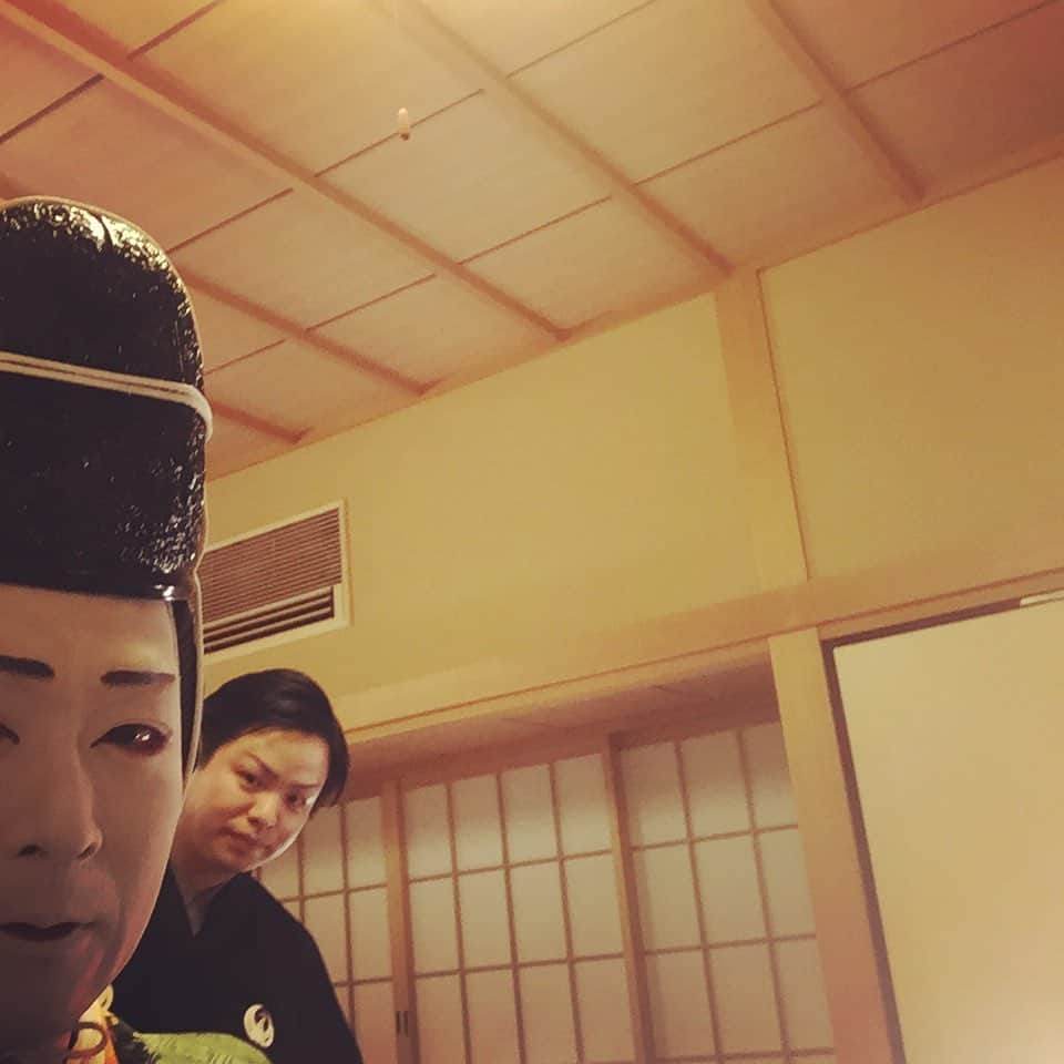 坂東亀三郎さんのインスタグラム写真 - (坂東亀三郎Instagram)「『二人静』の後見はやゑ六さん。﻿ ﻿ 黒紋付を着ている後見を「着付け後見」と呼んでいまーす。  あと二回。﻿ ﻿ ﻿ #やゑ六 #坂東やゑ六﻿ #歌舞伎 #音羽屋 #歌舞伎役者﻿ #彦三郎 #坂東彦三郎 #九代目﻿ #歌舞伎部 #otowayabando﻿ #歌舞伎大好き #KABUKI﻿ コメントはお気軽に📝﻿ ランダムに返信しまっせ✍️﻿」10月25日 7時56分 - otowayabando