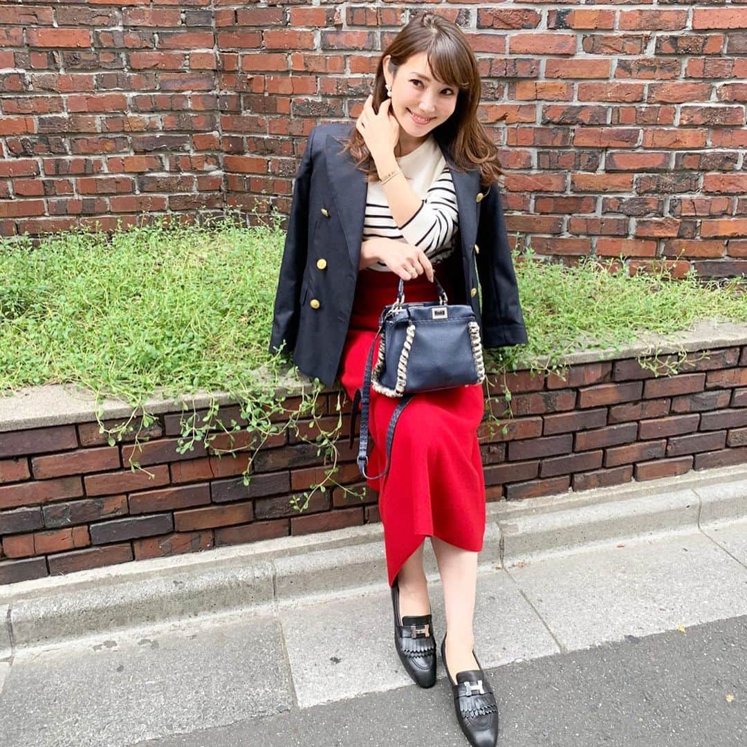 のインスタグラム：「・ ・ お天気の変化に気をつけて よい金曜日を…˚⁎⁺˳✧༚ ・ 最近、長時間のヒールが辛くなってきました💦 皆さんは大丈夫ですか？？ ・ ・ knit#lialapg  skirt→#lialapg jacket→#madisonblue  bag→#fendi shoes→#hermes ・ ・ #coordinate #outfit #ootd #look #style #fashion #wardrobe #instagood #instafashion #ブレザー #紺ブレ #ボーダー #ボーダーコーデ #ママコーデ #ママコーディネート #ママファッション #コーディネート#ファッション #マリンコーデ」