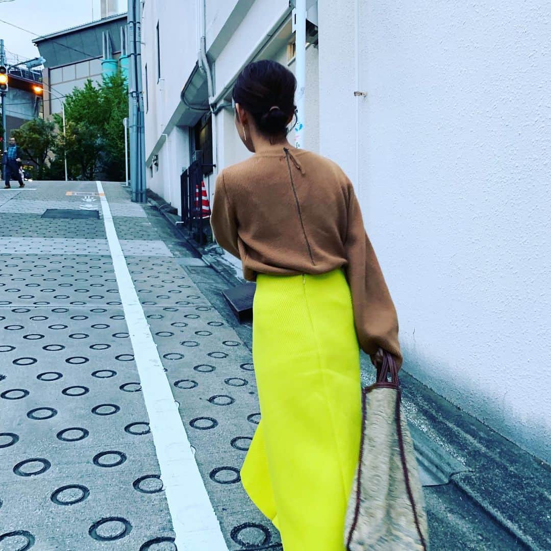 大草直子さんのインスタグラム写真 - (大草直子Instagram)「おはようございます！ 昨日、道の反対側から、何度も「おーくささーん」と声を掛けられた @cyclasofficial の黄色のスカート。たしかに、夕方、少し目がショボショボしてくれる時間にもくっきり♡今日は雨が強いですね。撮影に向かっています。足元お気をつけて！ @cyclasofficial  #thesecretcloset  @amarc_official では #最近雨の日100パーセント #頼っているコートを #紹介しています #12時アップです #ブーツは @chaos_tokyo.jp で買ったクレジュリーです」10月25日 7時51分 - naokookusa