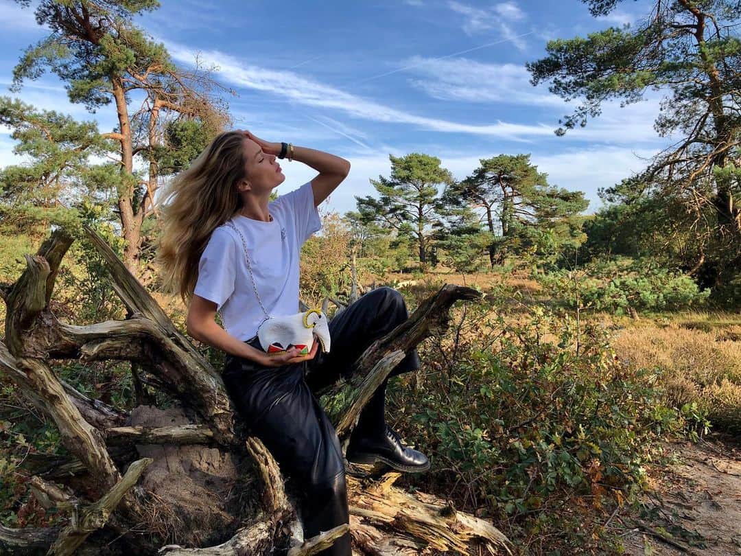 サネリー・ジェームズのインスタグラム：「@knotonmyplanet  x @loewe 📸」