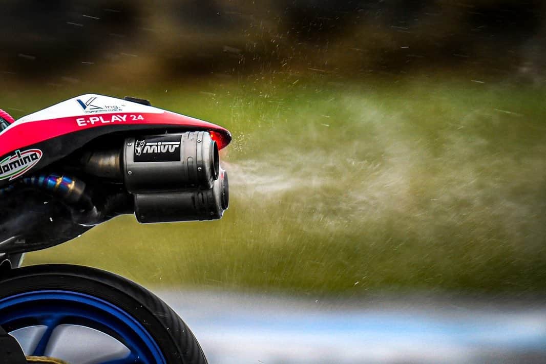 MotoGPさんのインスタグラム写真 - (MotoGPInstagram)「💨💨💨 // @tony_arbolino leads the way in #AustralianGP 🇦🇺 FP1 💪 Swipe left ⬅️ #Moto3 #Motorcycle #Racing #Motorsport #TA14」10月25日 8時01分 - motogp