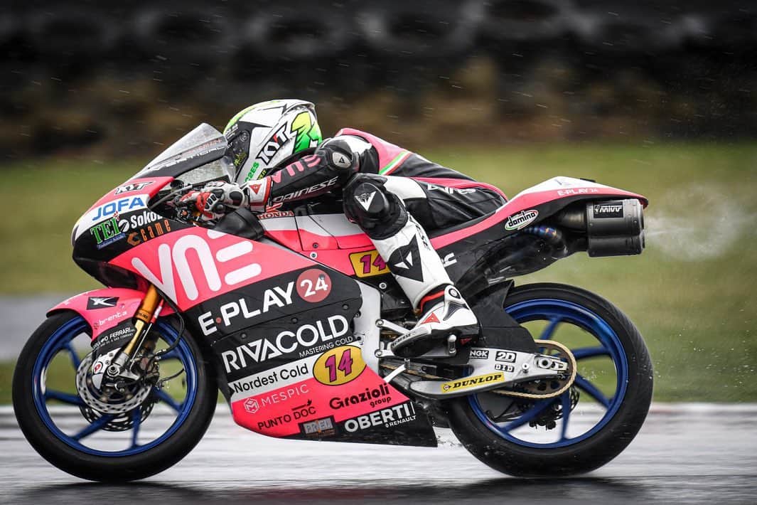 MotoGPさんのインスタグラム写真 - (MotoGPInstagram)「💨💨💨 // @tony_arbolino leads the way in #AustralianGP 🇦🇺 FP1 💪 Swipe left ⬅️ #Moto3 #Motorcycle #Racing #Motorsport #TA14」10月25日 8時01分 - motogp