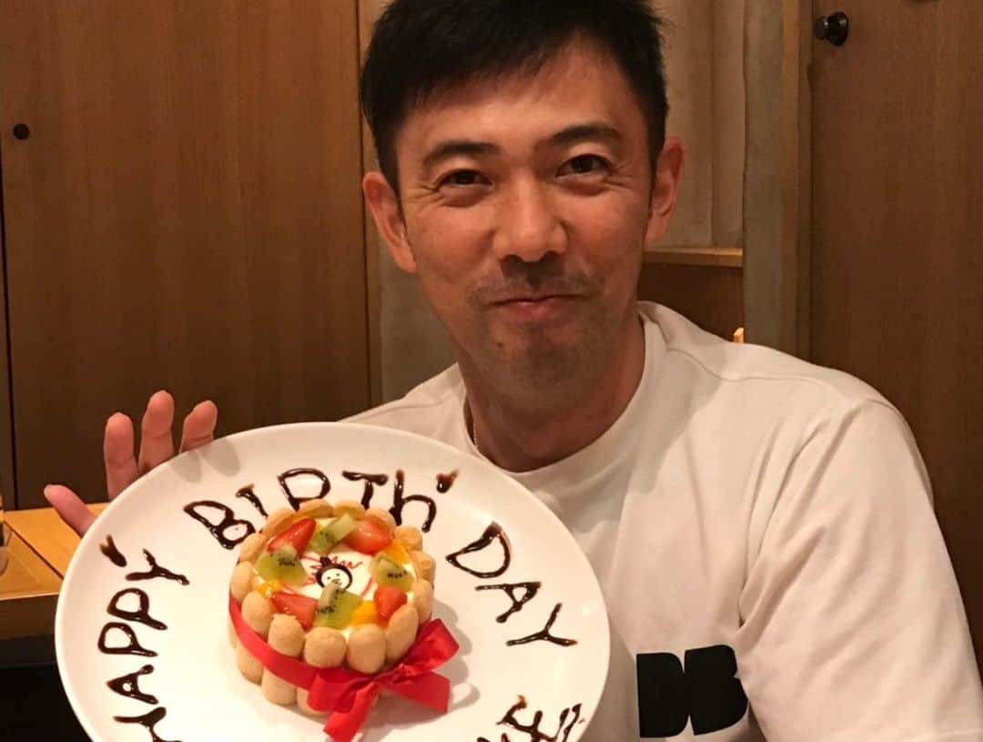 酒井大祐さんのインスタグラム写真 - (酒井大祐Instagram)「今シーズンも始まります🙇 #2019-2020 #vリーグ  #vリーグはバレーだよ  #サントリーサンバーズ  #suntorysunbirds  #栗原圭介 #松崎廣光 #上原伸之介 #レオナルドカルヴァリョ　#リマダニエル　#酒井大祐 ケーキありがとうございました！」10月25日 8時05分 - daisukesakai1022