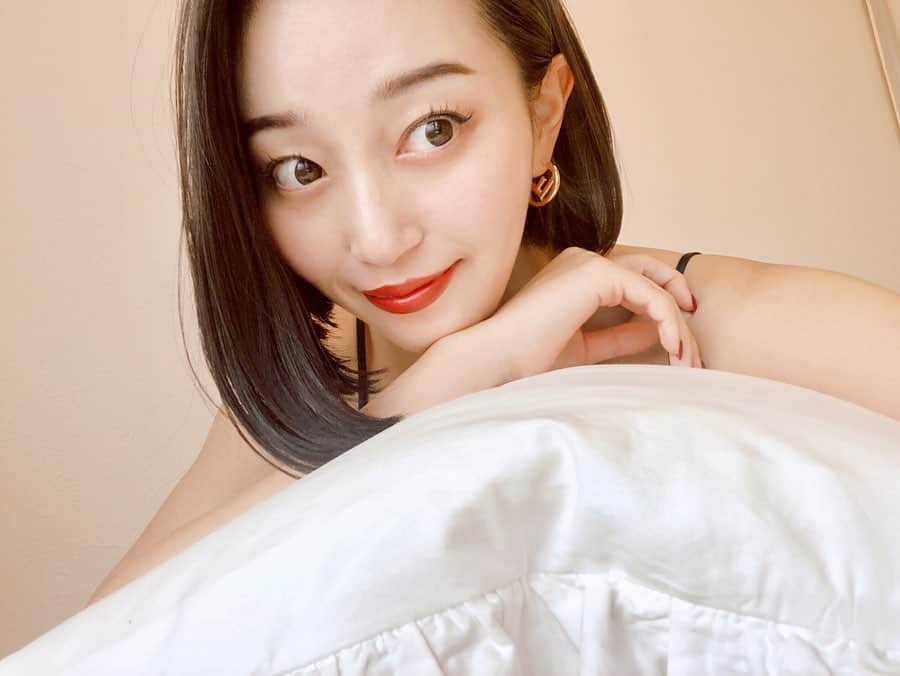 のインスタグラム：「GOODMORNING♥️ ・ ・ 先日、青山にある @headconcierge へ❤︎ めちゃくちゃ癒される空間で すーぐに眠りについてしまった😴笑 90分コースにしたから ヘッドマッサージの他にデコルテマッサージもあって、かなりスッキリしたよ♥️ シャンプートリートメントはoggiottoだったから、髪も艶サラに。 東京行く時は絶対また行きたい〜！！ #headspa#beauty #ヘッドスパ#ヘッドコンシェルジュ  #hair#艶髪」