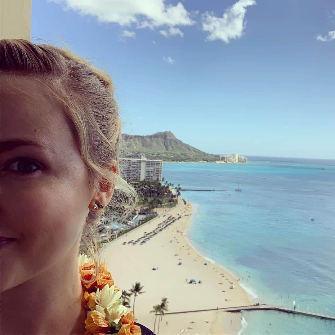 アマンダ・シュルのインスタグラム：「Getting ready for the #WahineForum with one heck of a spectacular view! #diamondhead」