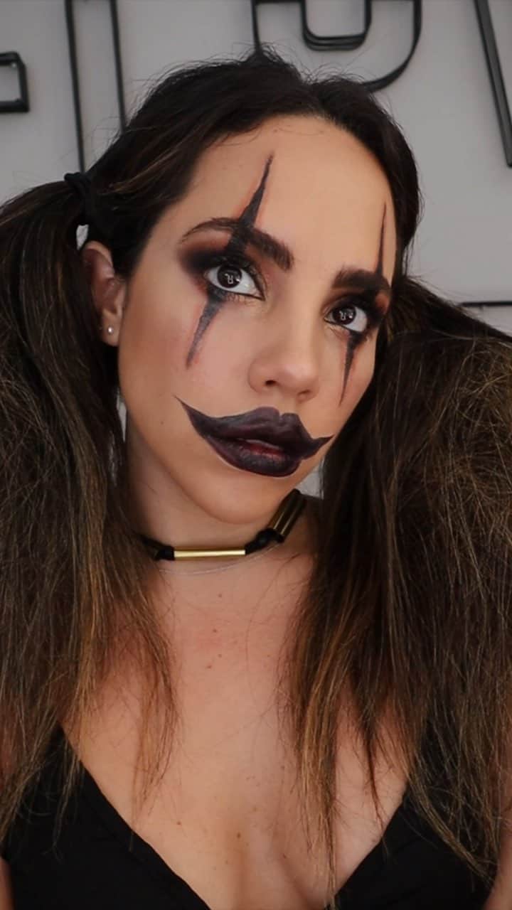 のインスタグラム：「Ahhh! No saben cómo disfruto Halloween! Es la ocasión perfecta para probar y combinar todos los tutoriales locos que veo en internet 😂 Ahora quise hacer algo práctico y de último minuto con productos que probablemente ya tenemos en casa o son fáciles de conseguir. Uno de ellos es mi nuevo producto favorito de la vida el #Browstyler de @benefitPeru que uso absolutamente todos los días para tener mis cejas perfectas. Y si! En Halloween también quiero cejas perfectas 🎃 ••• #BenefitPartner #Publicidad」