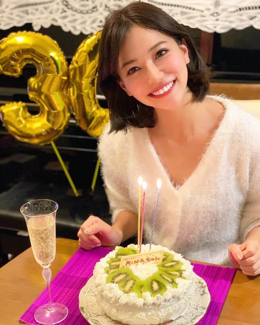 のインスタグラム：「おはよん🥰💕 . 今日は私の誕生日🎂❤️笑 ついに本日、30歳になりました✨✨ . 0時を超えて、家族、友達、フォロワーの皆さんから沢山のお祝いのメッセージをいただけて、本当に本当に私は幸せ者です😭😭❤️ありがとうございます😭✨ . 30歳をこんなにたくさんの皆さんにお祝いいただけるなんて、一ミリも想像してませんでした😳❣️本当感謝です🥺 . カウントダウンは実家で家族と🐈 昨日は小太郎も不思議と懐いてくれました笑（ストーリーズ参照） . 小さい頃から食べているお母さんの手作りケーキでお祝い🥂私が一番大好きなケーキ❤️🎂 . 私のケーキは10月で苺が旬ではないので、キウイとオレンジのケーキなの❣️ これぞ母の味！本当最高に幸せでした❤️ . これからも、これまで以上に笑顔いっぱいなHAPPY投稿をしていけたらと思いますので、30歳の石井もどうぞよろしくお願いします❤️ . 今日も頑張っていきましょう❣️✨ . 2019年10月25日 . #30歳 #誕生日 #happybirthday #birthday #お誕生日 #birthdaygirl #HBD #30代 #手作りケーキ #誕生日ケーキ #ケーキ #りなまるグルメ #birthdaycake #バースデーケーキ #friends #family #家族 #幸せ #笑顔 #スイーツ #スイーツ女子 #グルメ #おうちごはん #30 #party #happy #smile #October #10月」