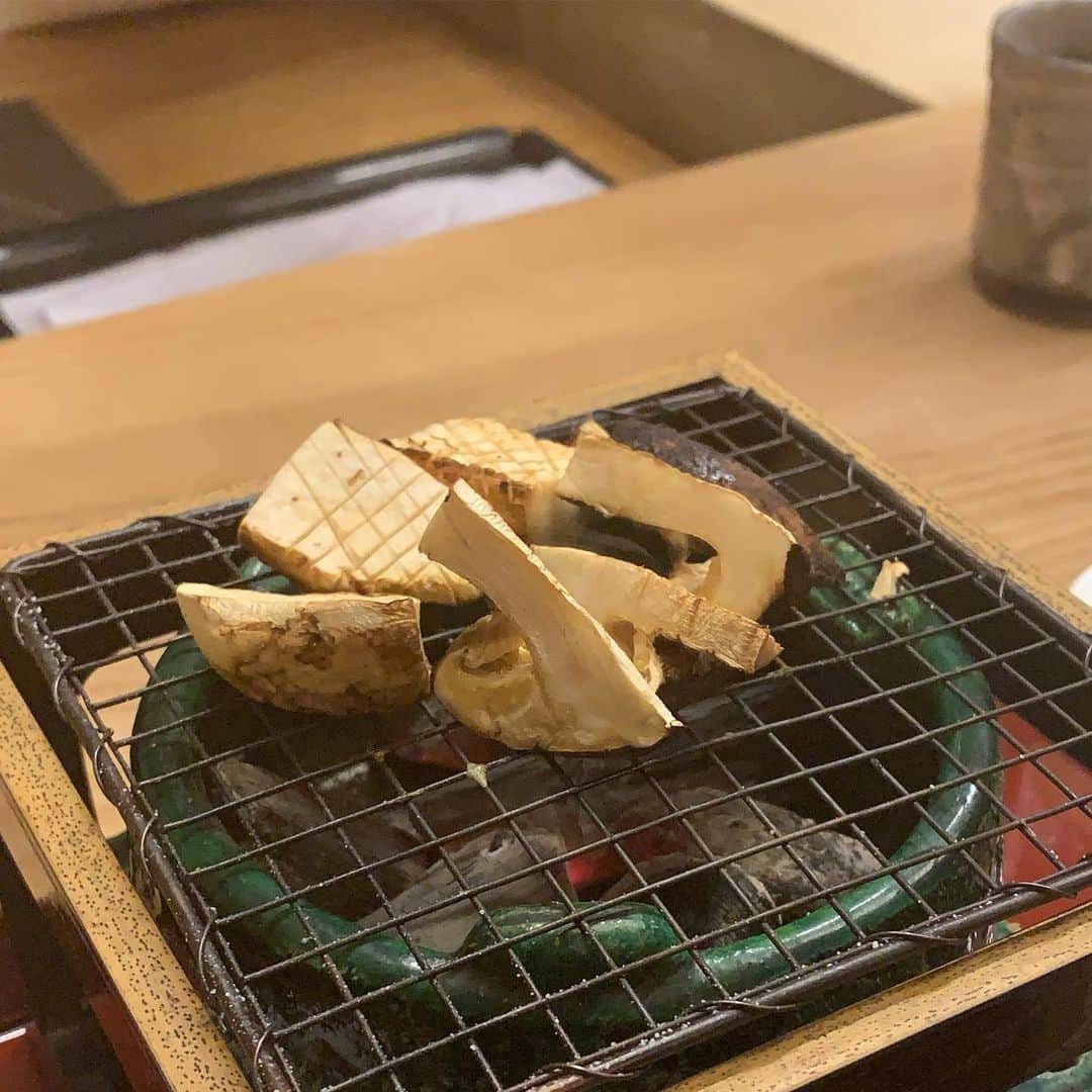 沢瀉美緒さんのインスタグラム写真 - (沢瀉美緒Instagram)「※ Matsutake mushroom dinner🥢 . 秋と言えば松茸💛 . ということで、菊乃井さんにリベンジ✨ . 台風の影響で今年は松茸が少ないようで、今回は土瓶蒸し、焼き松茸、そして松茸ご飯を💛 . 池に映る満月に見立て船を浮かべるような誂えが印象的。 . 大覚寺の大沢池の観月を思い出しました。 . . #菊乃井 #kikunoi #懐石 #kaiseki #akasaka #赤坂 #kyoto #京都 #ミオログ #matsutake #松茸」10月25日 8時49分 - mio_omodaka