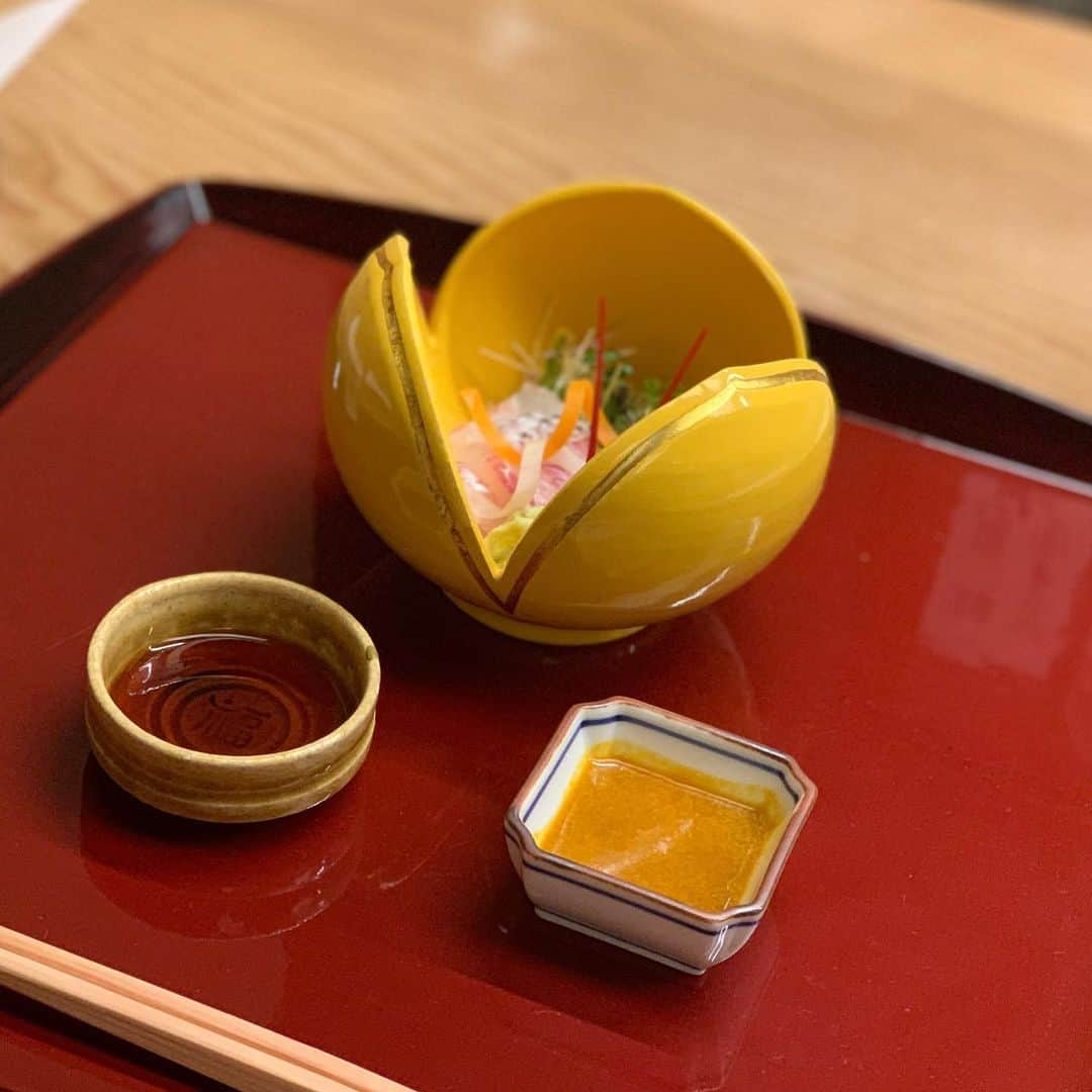 沢瀉美緒さんのインスタグラム写真 - (沢瀉美緒Instagram)「※ Matsutake mushroom dinner🥢 . 秋と言えば松茸💛 . ということで、菊乃井さんにリベンジ✨ . 台風の影響で今年は松茸が少ないようで、今回は土瓶蒸し、焼き松茸、そして松茸ご飯を💛 . 池に映る満月に見立て船を浮かべるような誂えが印象的。 . 大覚寺の大沢池の観月を思い出しました。 . . #菊乃井 #kikunoi #懐石 #kaiseki #akasaka #赤坂 #kyoto #京都 #ミオログ #matsutake #松茸」10月25日 8時49分 - mio_omodaka