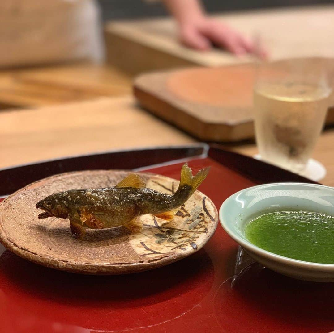 沢瀉美緒さんのインスタグラム写真 - (沢瀉美緒Instagram)「※ Matsutake mushroom dinner🥢 . 秋と言えば松茸💛 . ということで、菊乃井さんにリベンジ✨ . 台風の影響で今年は松茸が少ないようで、今回は土瓶蒸し、焼き松茸、そして松茸ご飯を💛 . 池に映る満月に見立て船を浮かべるような誂えが印象的。 . 大覚寺の大沢池の観月を思い出しました。 . . #菊乃井 #kikunoi #懐石 #kaiseki #akasaka #赤坂 #kyoto #京都 #ミオログ #matsutake #松茸」10月25日 8時49分 - mio_omodaka