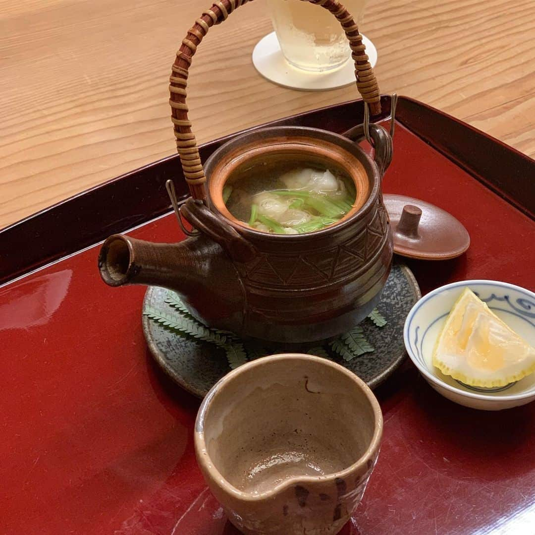 沢瀉美緒さんのインスタグラム写真 - (沢瀉美緒Instagram)「※ Matsutake mushroom dinner🥢 . 秋と言えば松茸💛 . ということで、菊乃井さんにリベンジ✨ . 台風の影響で今年は松茸が少ないようで、今回は土瓶蒸し、焼き松茸、そして松茸ご飯を💛 . 池に映る満月に見立て船を浮かべるような誂えが印象的。 . 大覚寺の大沢池の観月を思い出しました。 . . #菊乃井 #kikunoi #懐石 #kaiseki #akasaka #赤坂 #kyoto #京都 #ミオログ #matsutake #松茸」10月25日 8時49分 - mio_omodaka