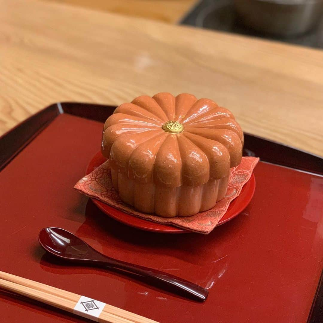 沢瀉美緒さんのインスタグラム写真 - (沢瀉美緒Instagram)「※ Matsutake mushroom dinner🥢 . 秋と言えば松茸💛 . ということで、菊乃井さんにリベンジ✨ . 台風の影響で今年は松茸が少ないようで、今回は土瓶蒸し、焼き松茸、そして松茸ご飯を💛 . 池に映る満月に見立て船を浮かべるような誂えが印象的。 . 大覚寺の大沢池の観月を思い出しました。 . . #菊乃井 #kikunoi #懐石 #kaiseki #akasaka #赤坂 #kyoto #京都 #ミオログ #matsutake #松茸」10月25日 8時49分 - mio_omodaka