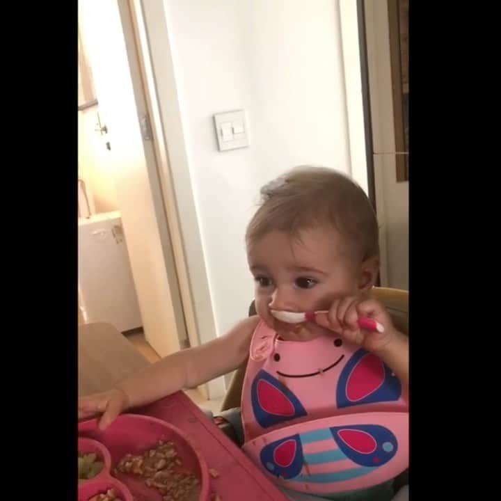 シェイラ・カストロのインスタグラム：「Minha Liz querendo ser independente! Comendo (quase) sozinha!!! Só eu as vezes queria que o tempo parasse? Congelasse? Como tá voando! #lizcvailati #11meses #muitoamor #minhaloirinha」